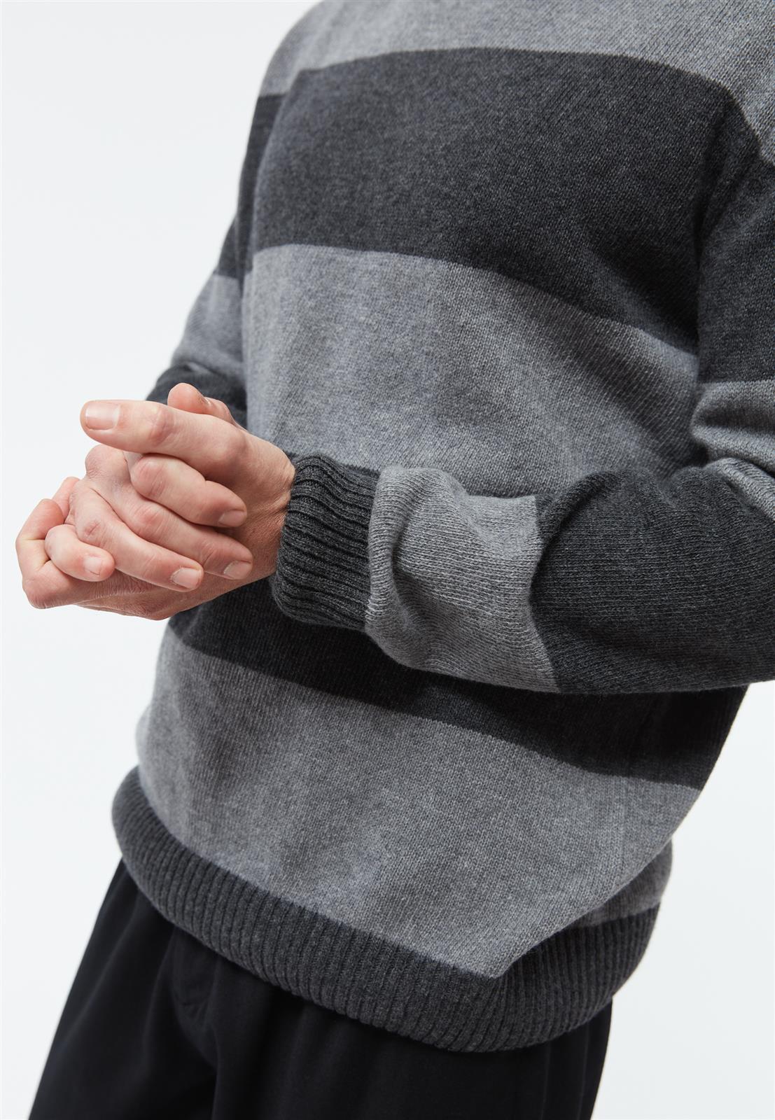 Wollpullover mit Blockstreifen Modell: Ivan