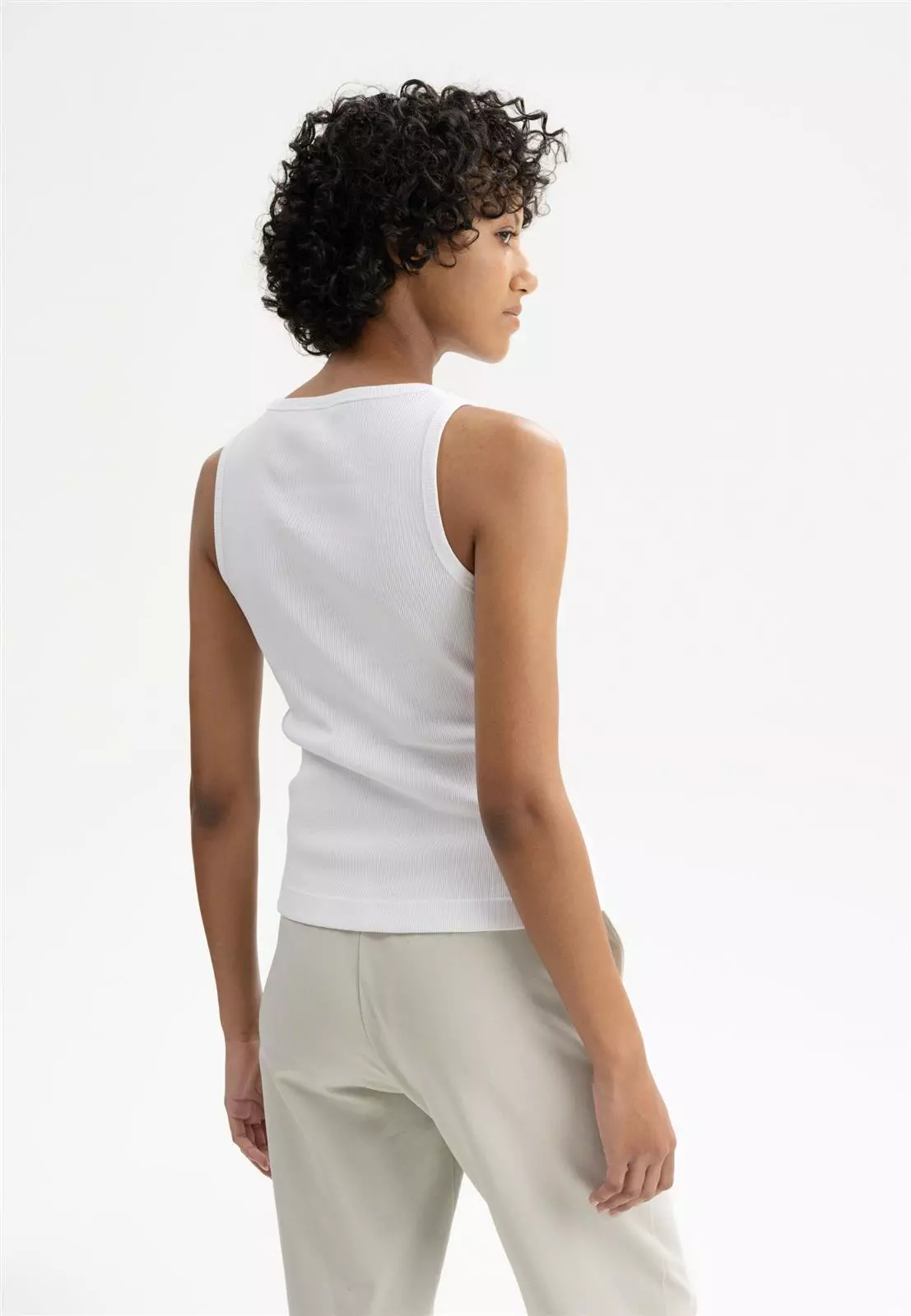 Drisna_Ribbed-Tanktop_white_02.jpg Geripptes Tanktop Modell: Drisna GOTS