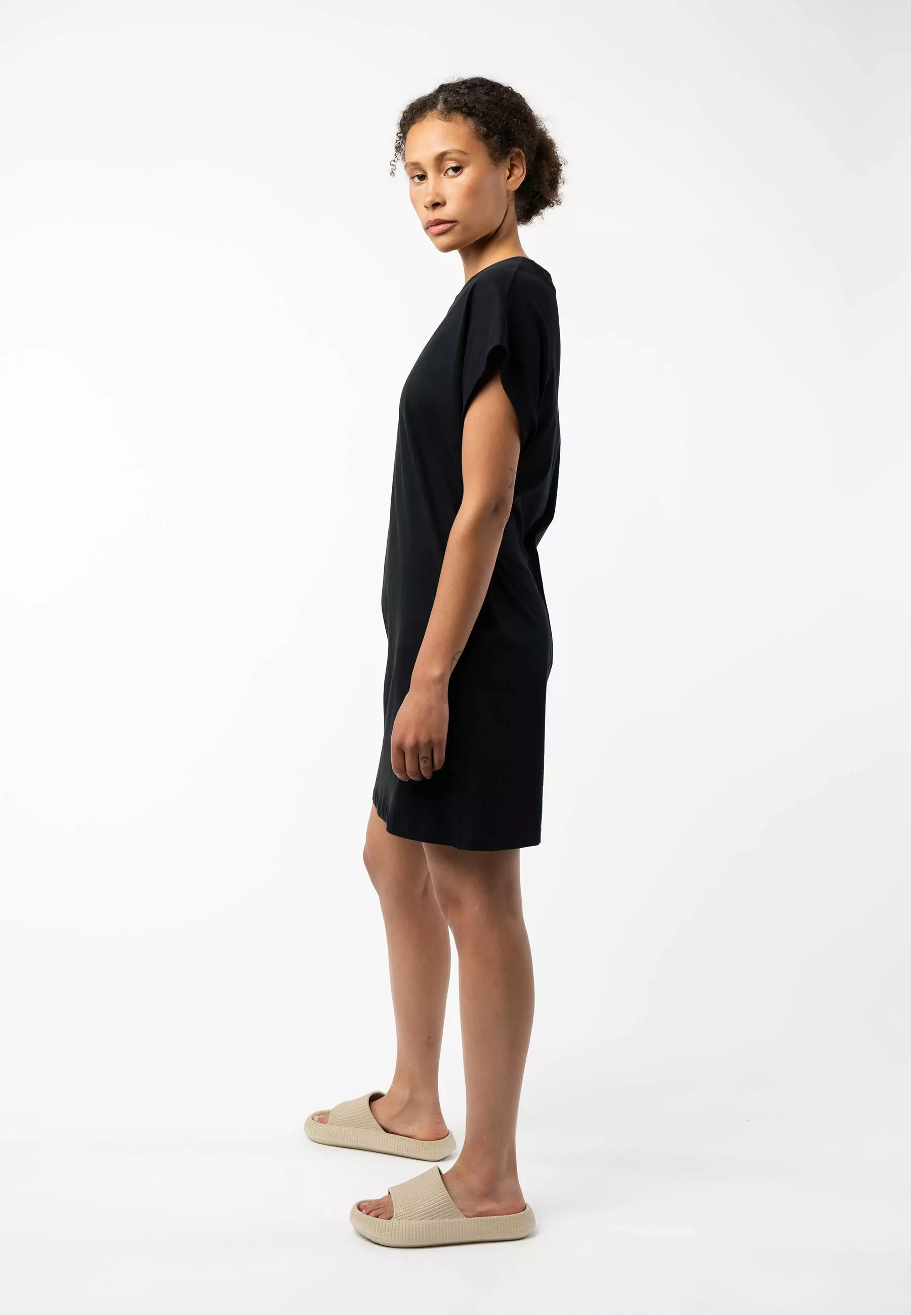 Sunea_T-Shirt-Dress_black_02.jpg T-Shirtkleid Modell: Sunea GOTS