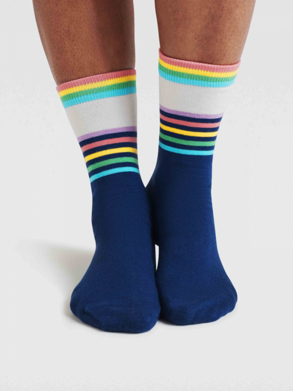 Socken Modell: Clara Regenbogen Streifen