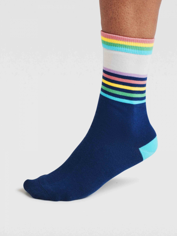 Socken Modell: Clara Regenbogen Streifen