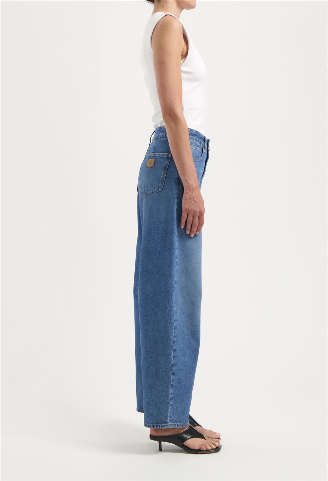 Balloon Fit Jeans Modell: Demi