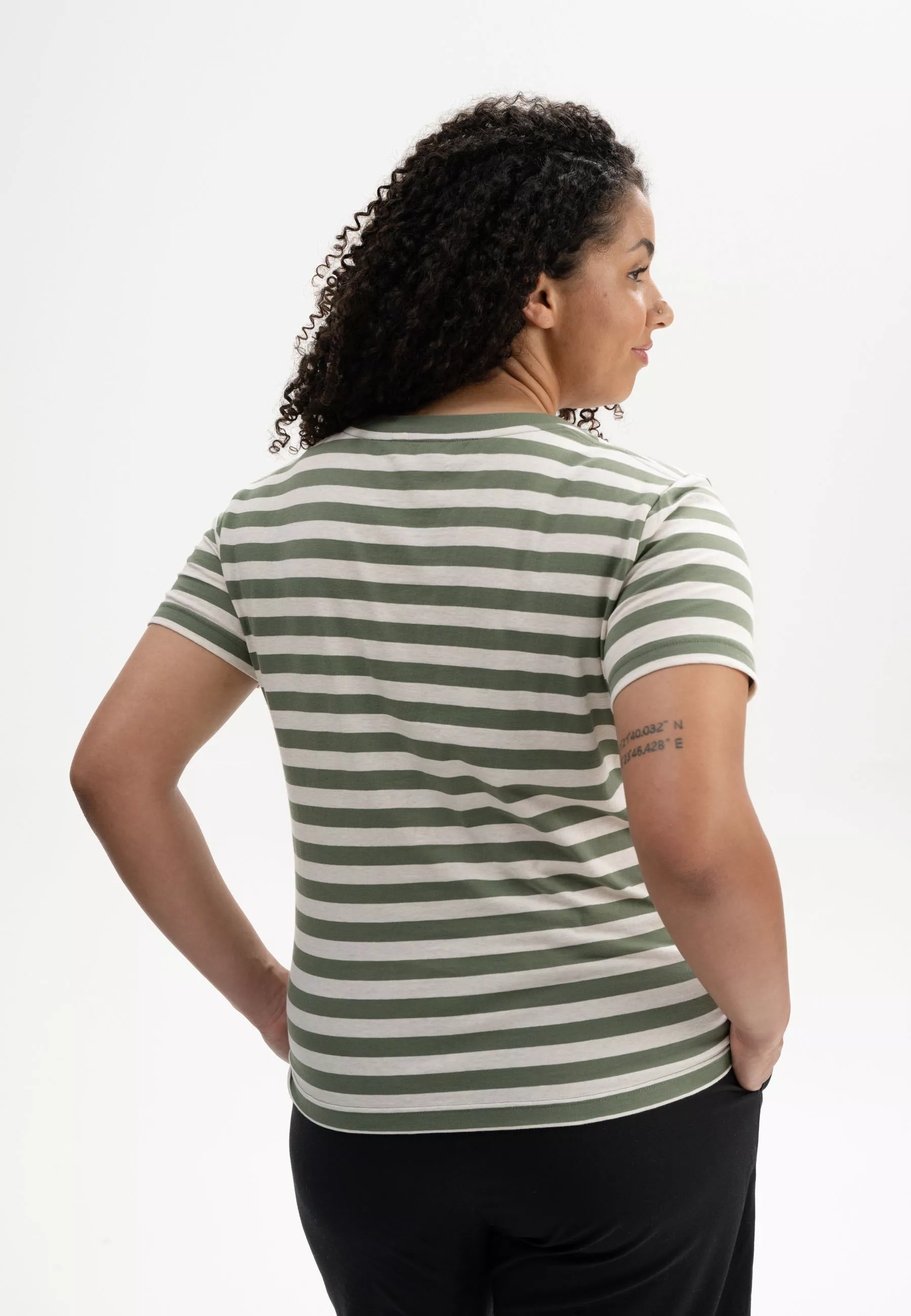 T-Shirt Modell: Khira Stripes GOTS