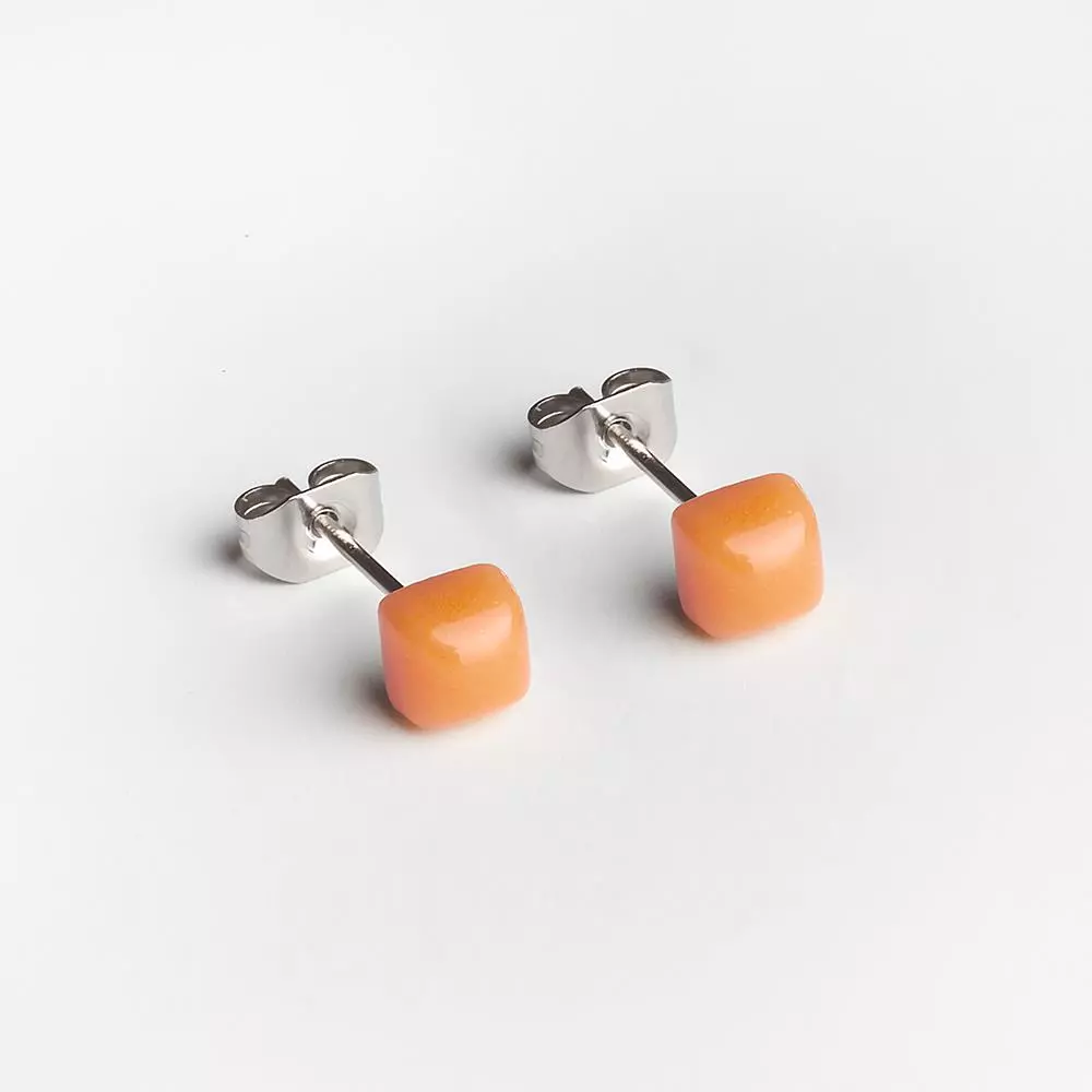 alexascha-mini-glasohrstecker-safrangelb-1.jpg Geometrische Ohrstecker klein