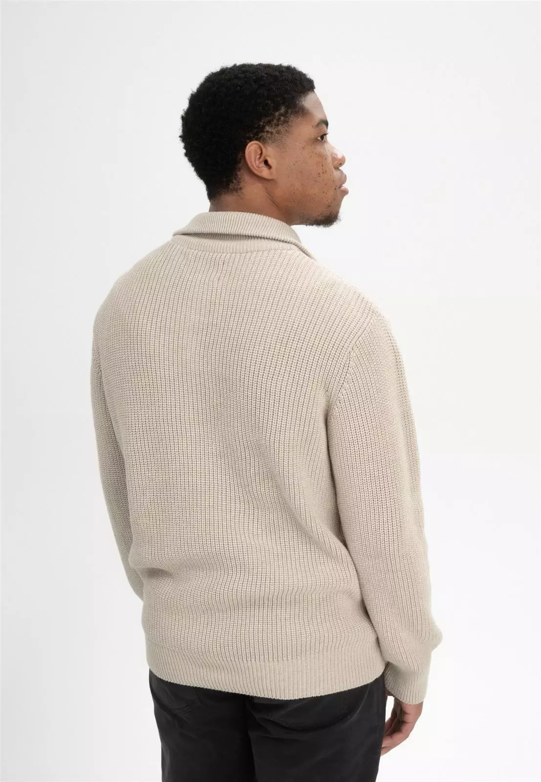 Udai_men-rib-knit-troyer_pebble-blend_02.jpg Rollkragen-Pullover Modell: Udai GOTS