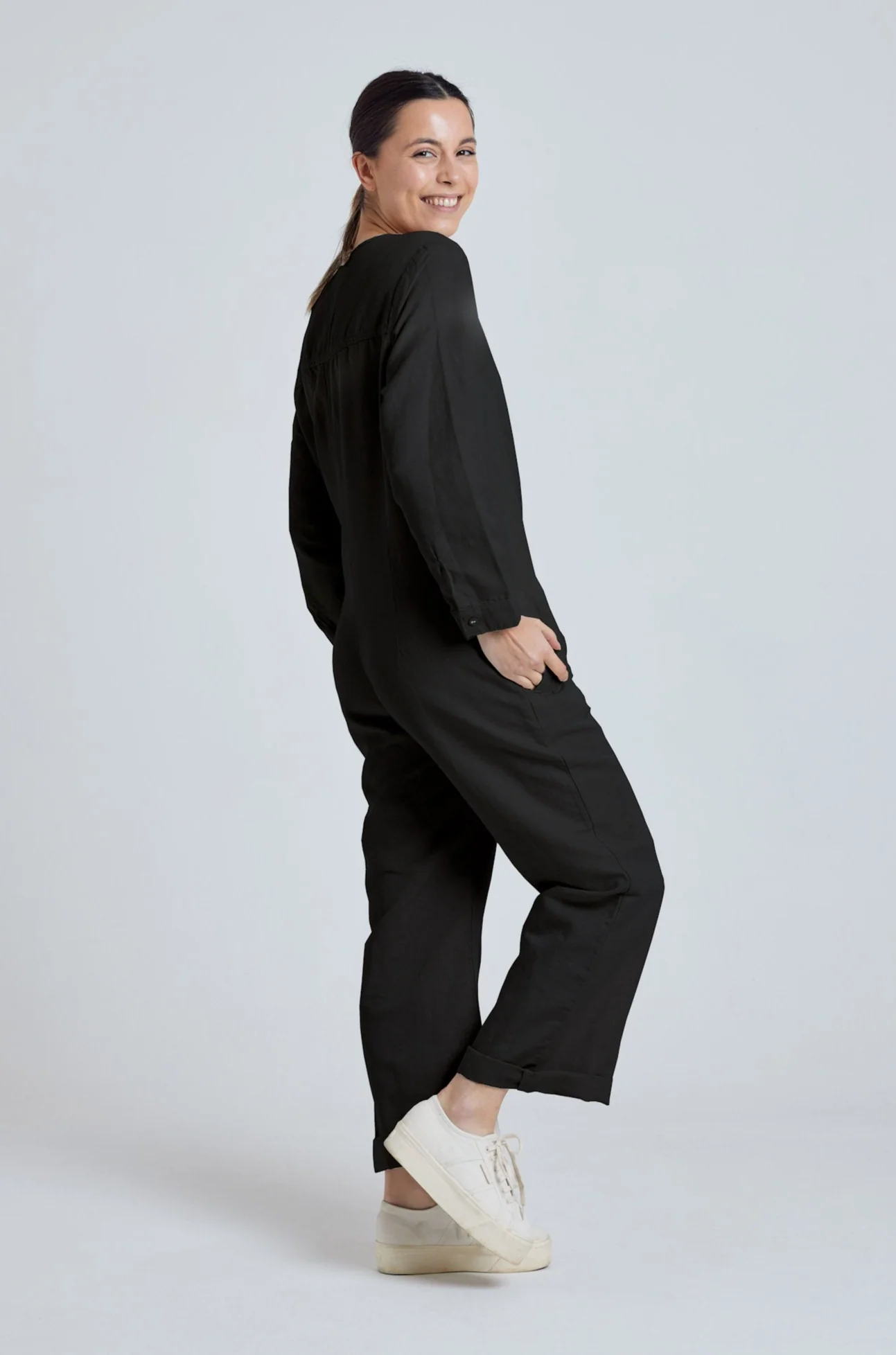 Black-2_3000x.webp Leinen Jumpsuit Modell: Clara