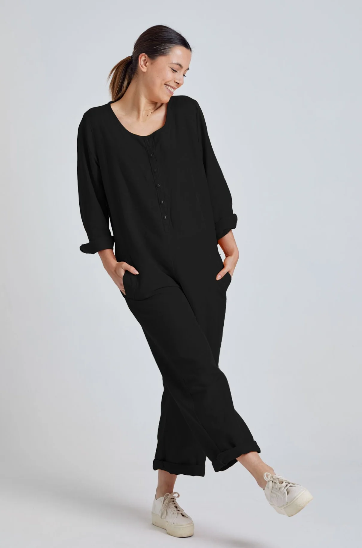Black-1_3000x.webp Leinen Jumpsuit Modell: Clara