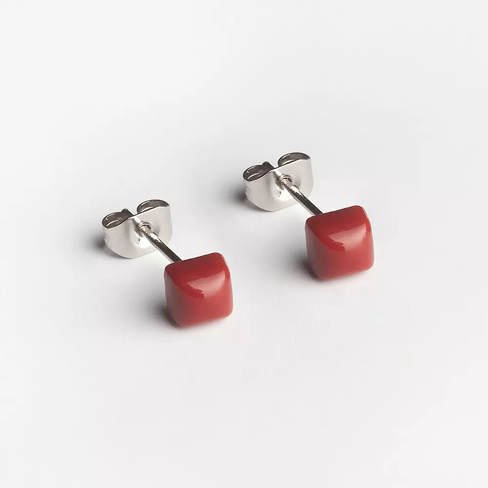 alexascha-mini-glasohrstecker-kirschrot.jpg Geometrische Ohrstecker klein