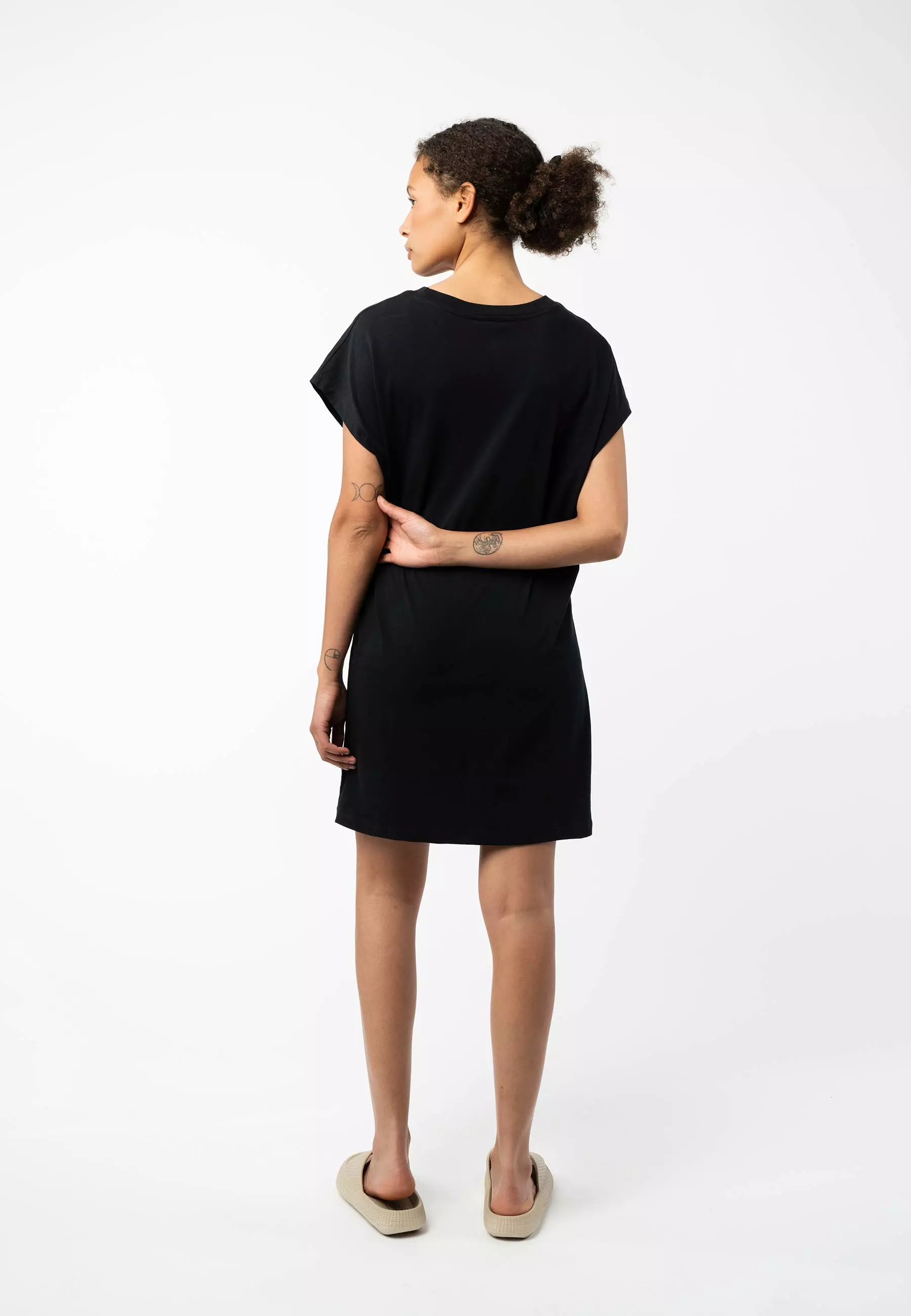 Sunea_T-Shirt-Dress_black_03.jpg T-Shirtkleid Modell: Sunea GOTS