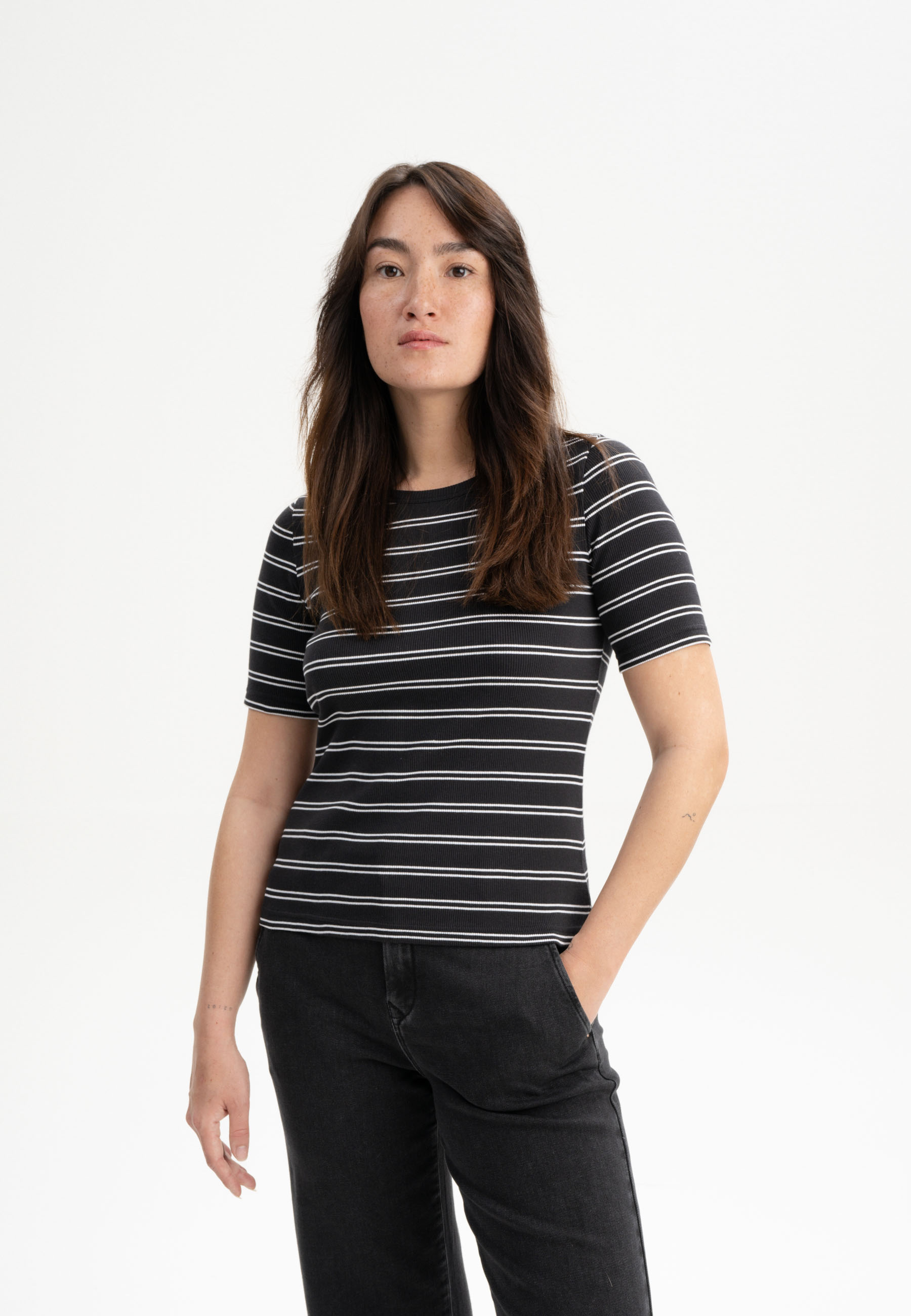 Geripptes T-Shirt Modell: Jasleen GOTS