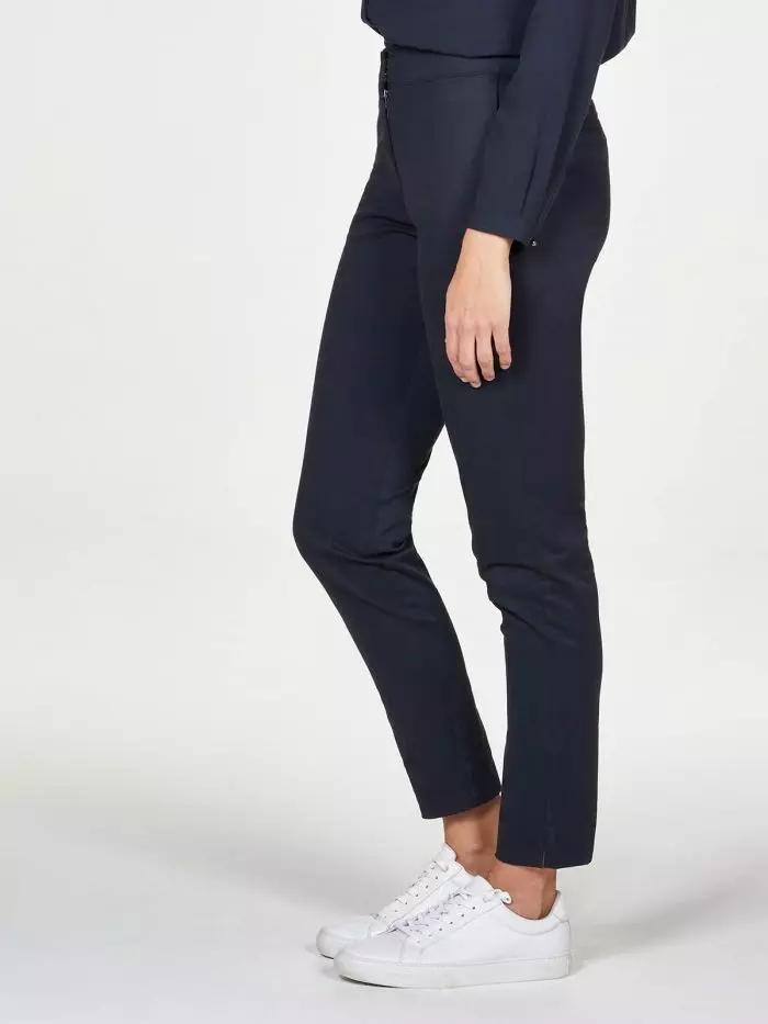 WWB5876-NAVY--Lea-Organic-Cotton-Smart-Chino-Trouser-In-Navy-3 Chino Modell: Lea