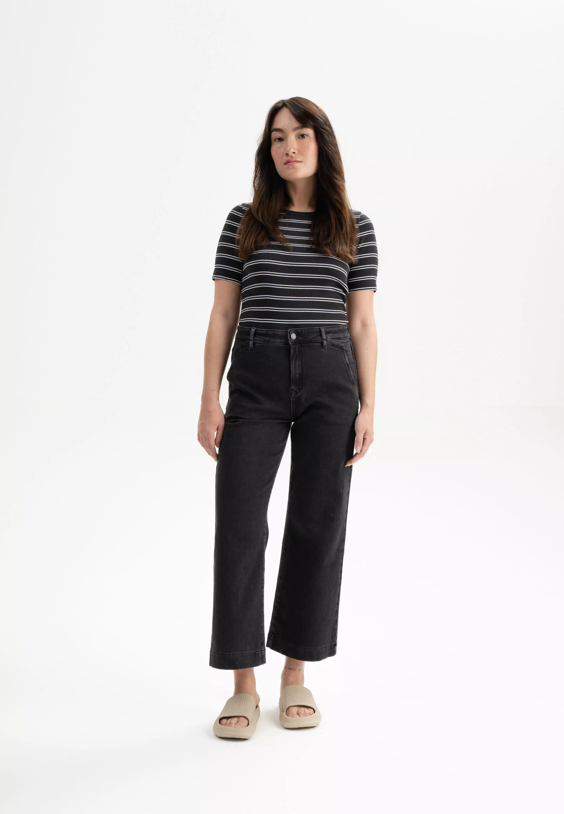 Geripptes T-Shirt Modell: Jasleen GOTS