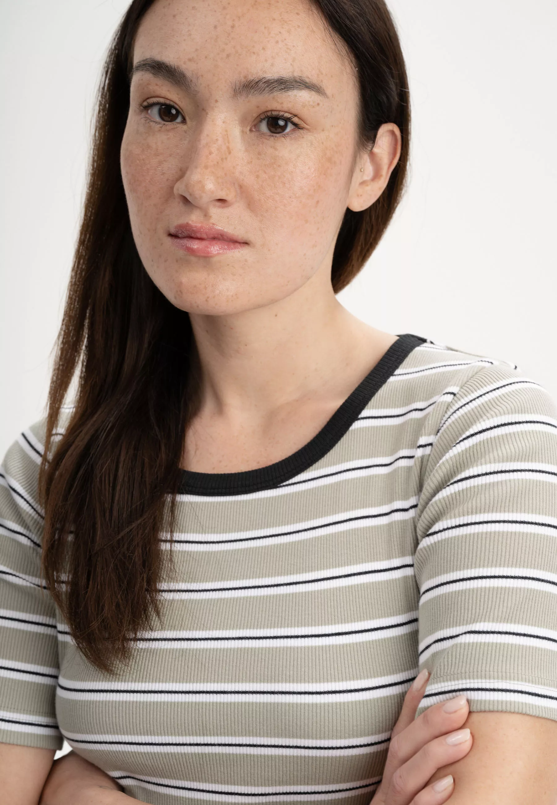 Geripptes T-Shirt Modell: Jasleen GOTS