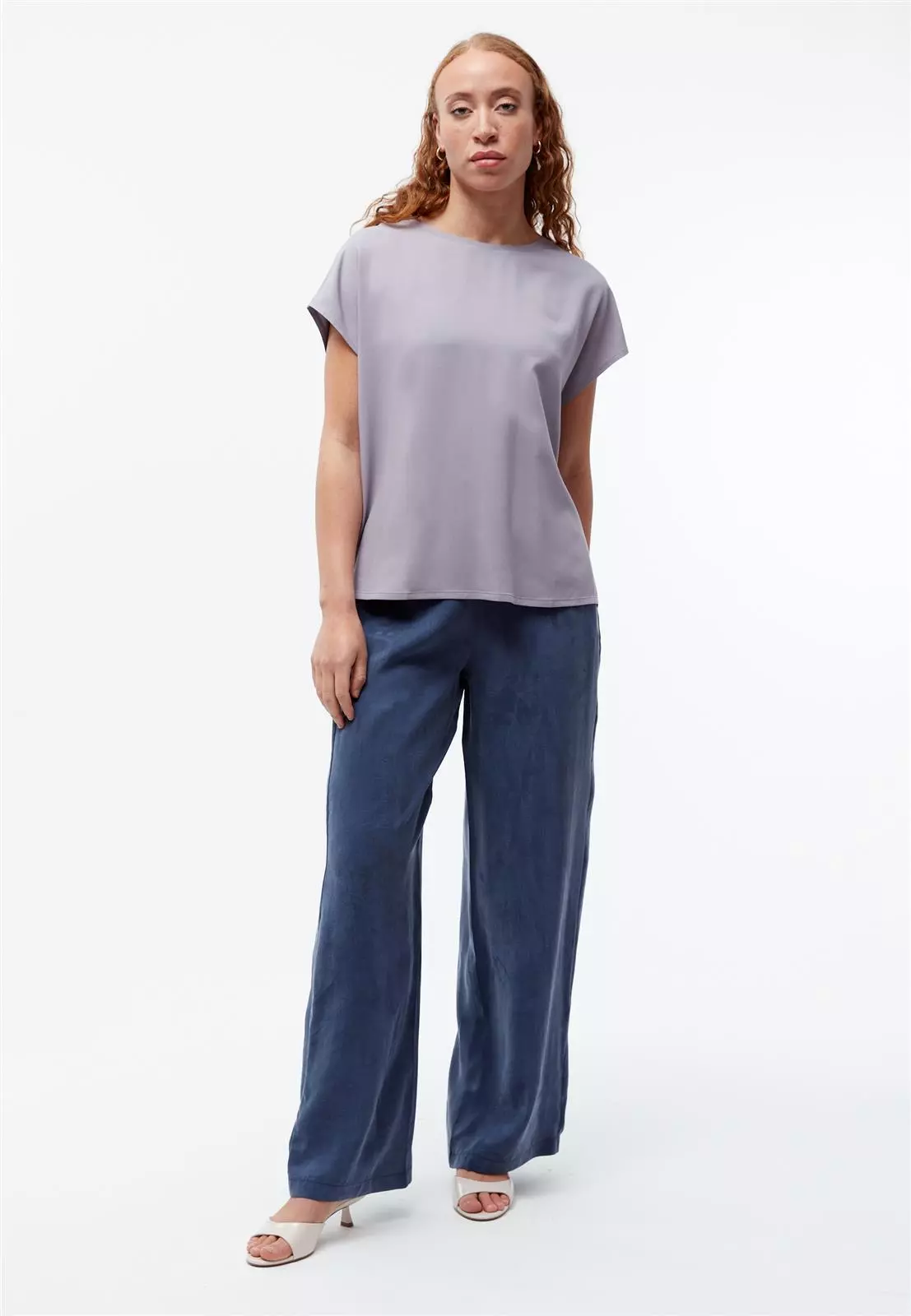 GB1975 - Lilac Grey - Extra 2 Ecovero T-Shirt Modell: Fenna