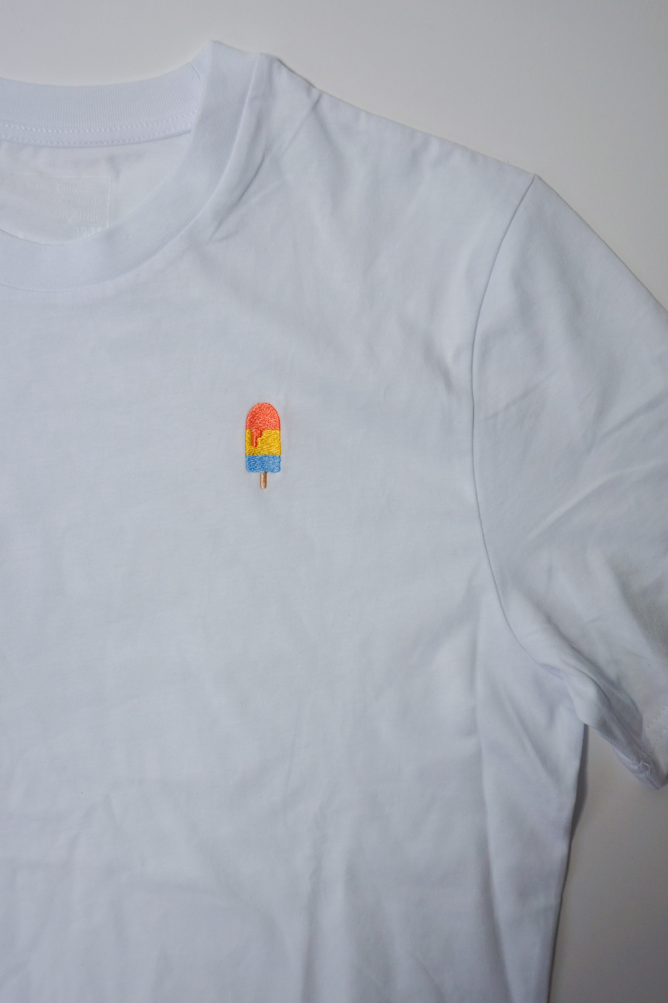 Besticktes T-Shirt