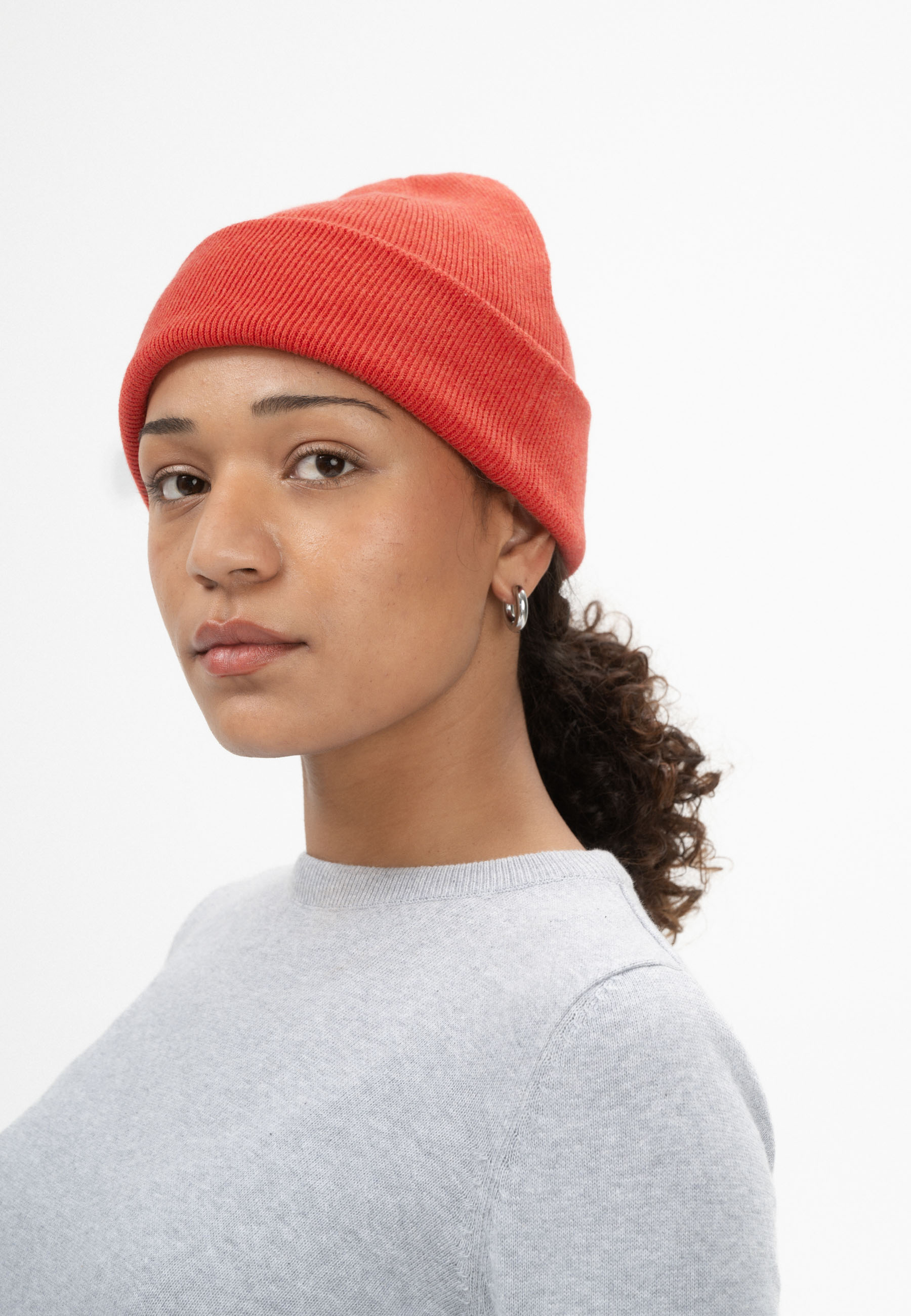 Himmat_unisex-fine-knit-beanie_red-apple-blend_01.jpg Feinstrick-Mütze Modell: Himmat GOTS