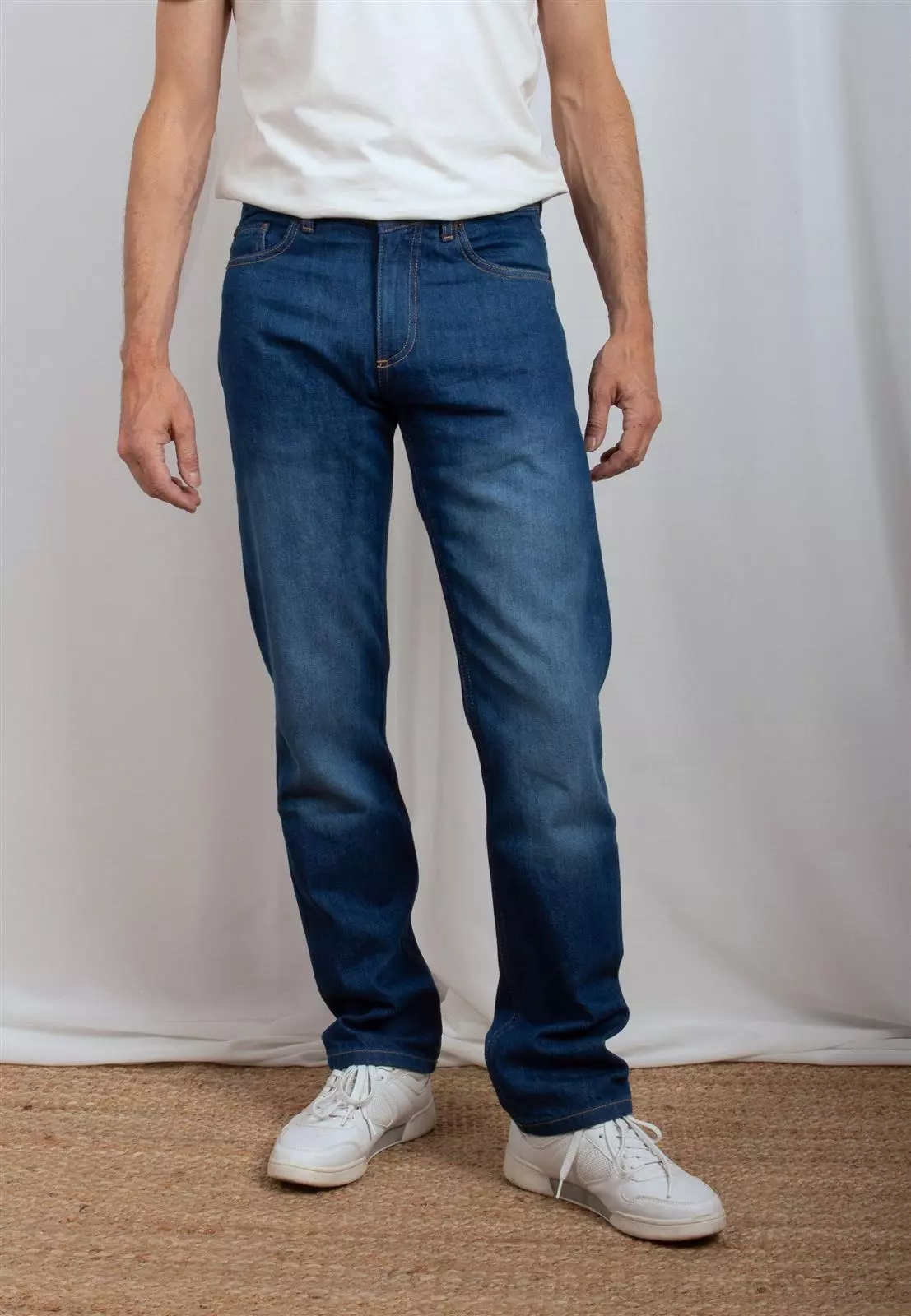 1-422-DIN-Frontview_a2d1ee95-05dc-48a6-8eb8-b8b768391e86.jpg Straight Fit Jeans Modell: Sven