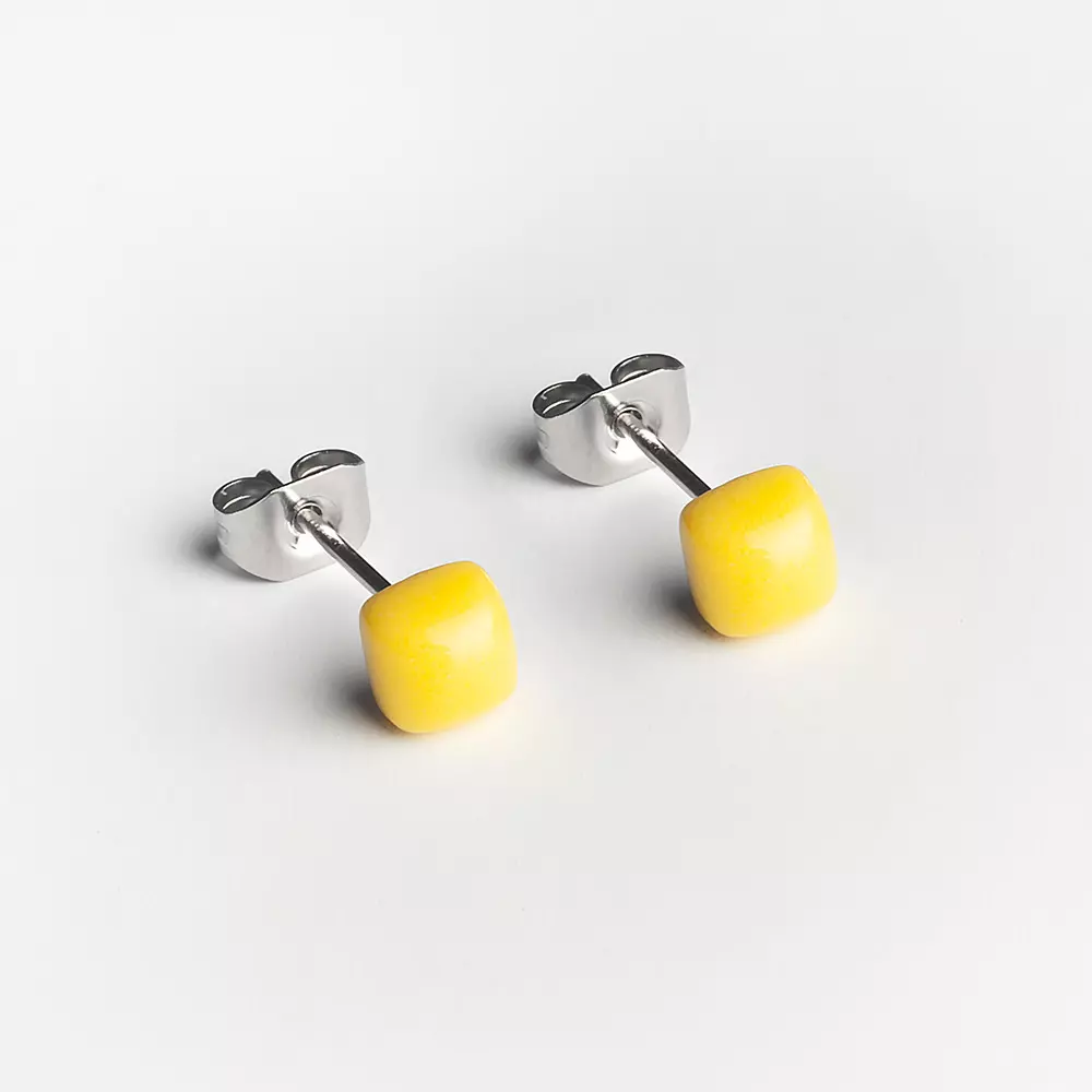 alexascha-mini-glasohrstecker-zitronengelb.jpg Geometrische Ohrstecker klein