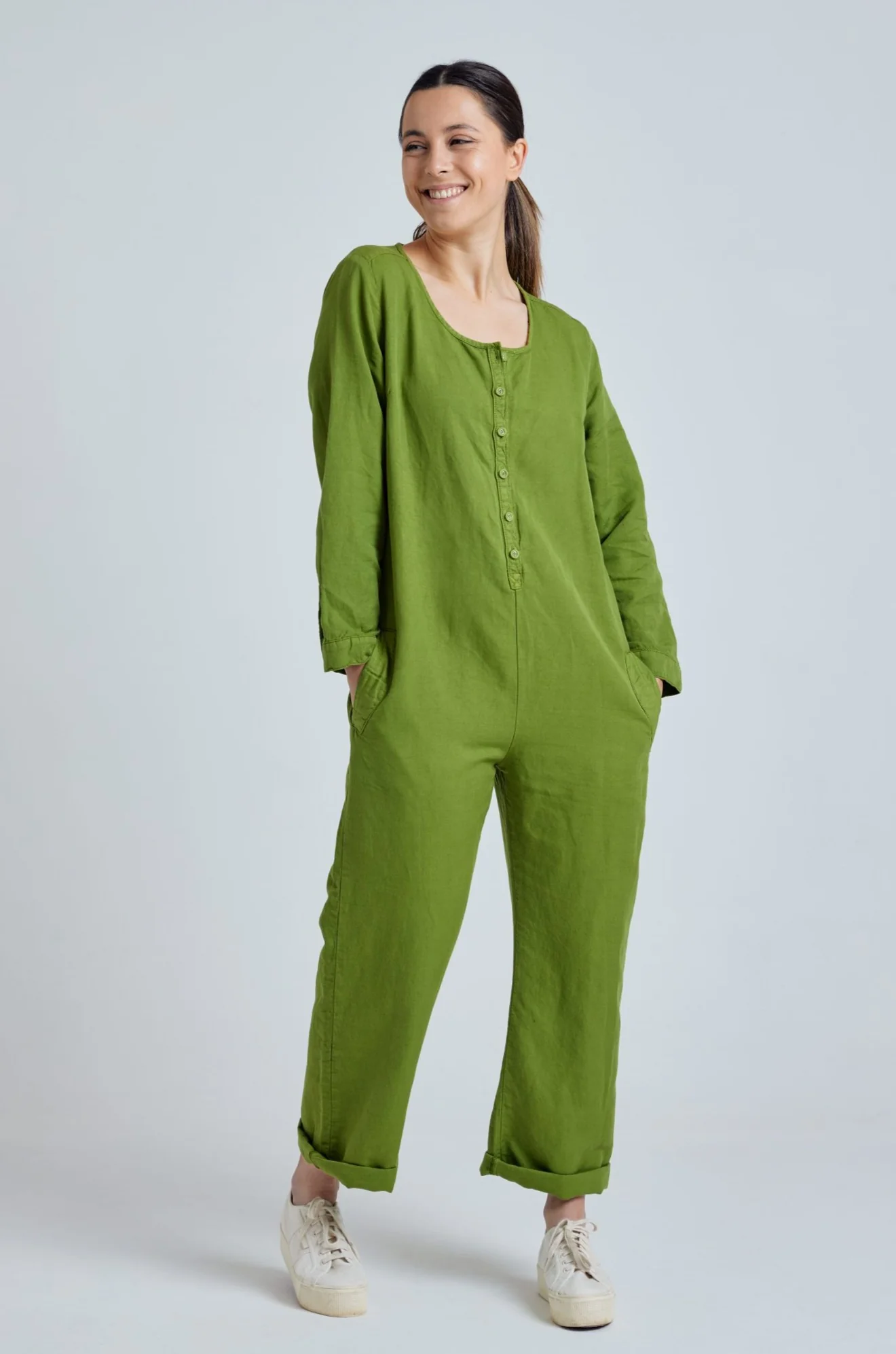 Flax-Loom-2022-photoshoot-Models24110-scaled_3000x.webp Leinen Jumpsuit Modell: Clara