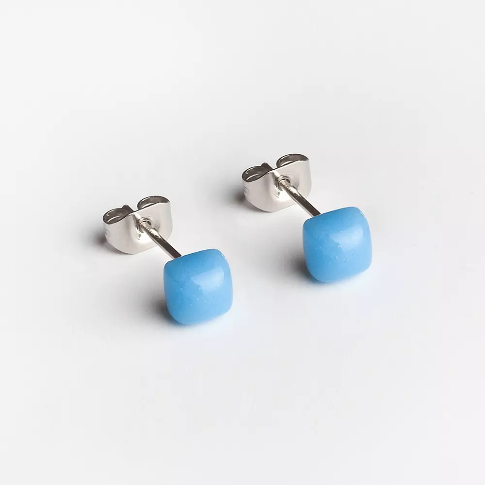 alexascha-mini-glasohrstecker-azurblau.jpg Geometrische Ohrstecker klein