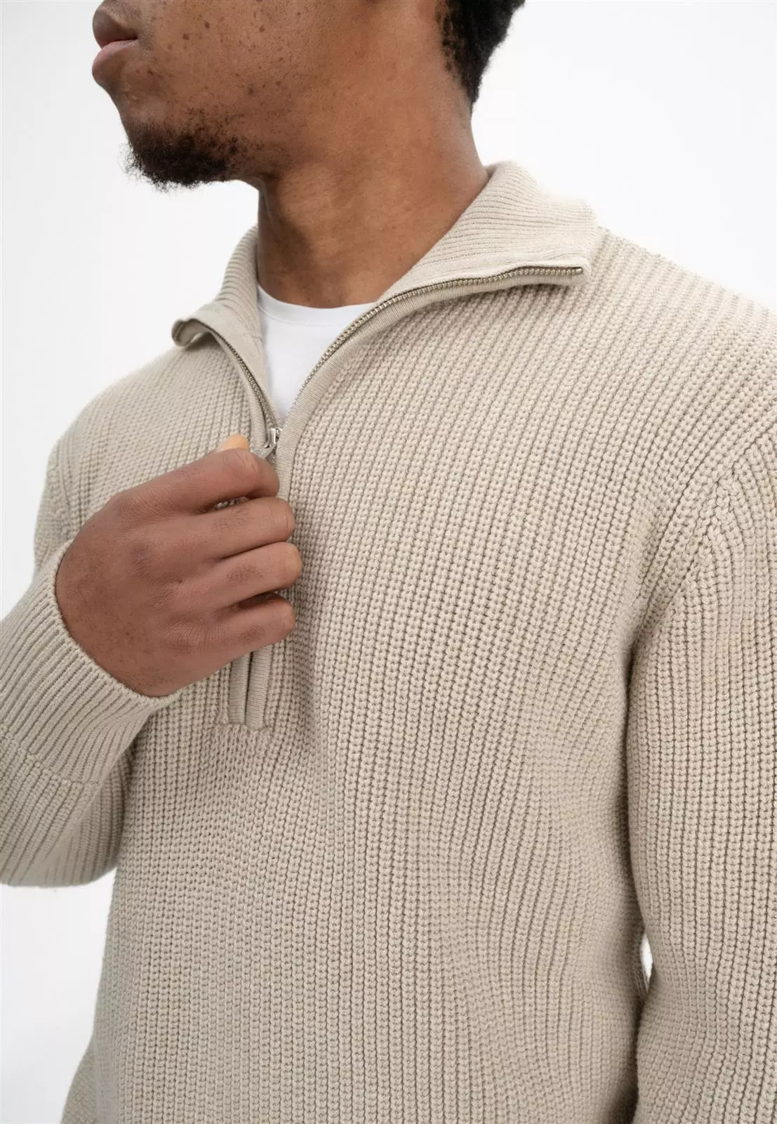 Udai_men-rib-knit-troyer_pebble-blend_04.jpg Rollkragen-Pullover Modell: Udai GOTS