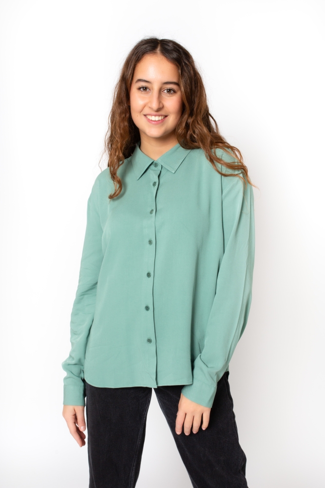 Ecovero Loose-Fit Bluse Modell: Simone