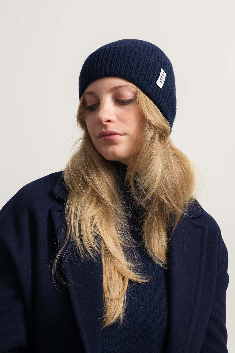 Recycled-cashmere-beanie-Marcello-28_0d20a12d-27da-4e10-899f-13041e67f265.jpg Kaschmir Wollmütze Modell: Marcello