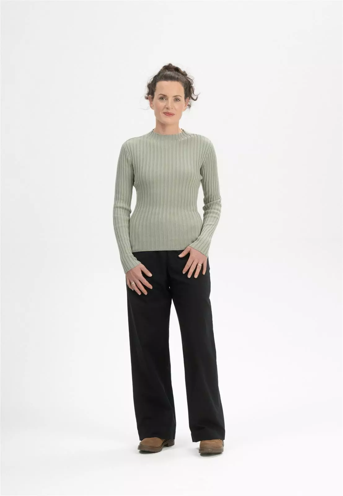 Namari_women-rib-jumper_green-clay_03 Geripptes Longsleeve Modell: Namari