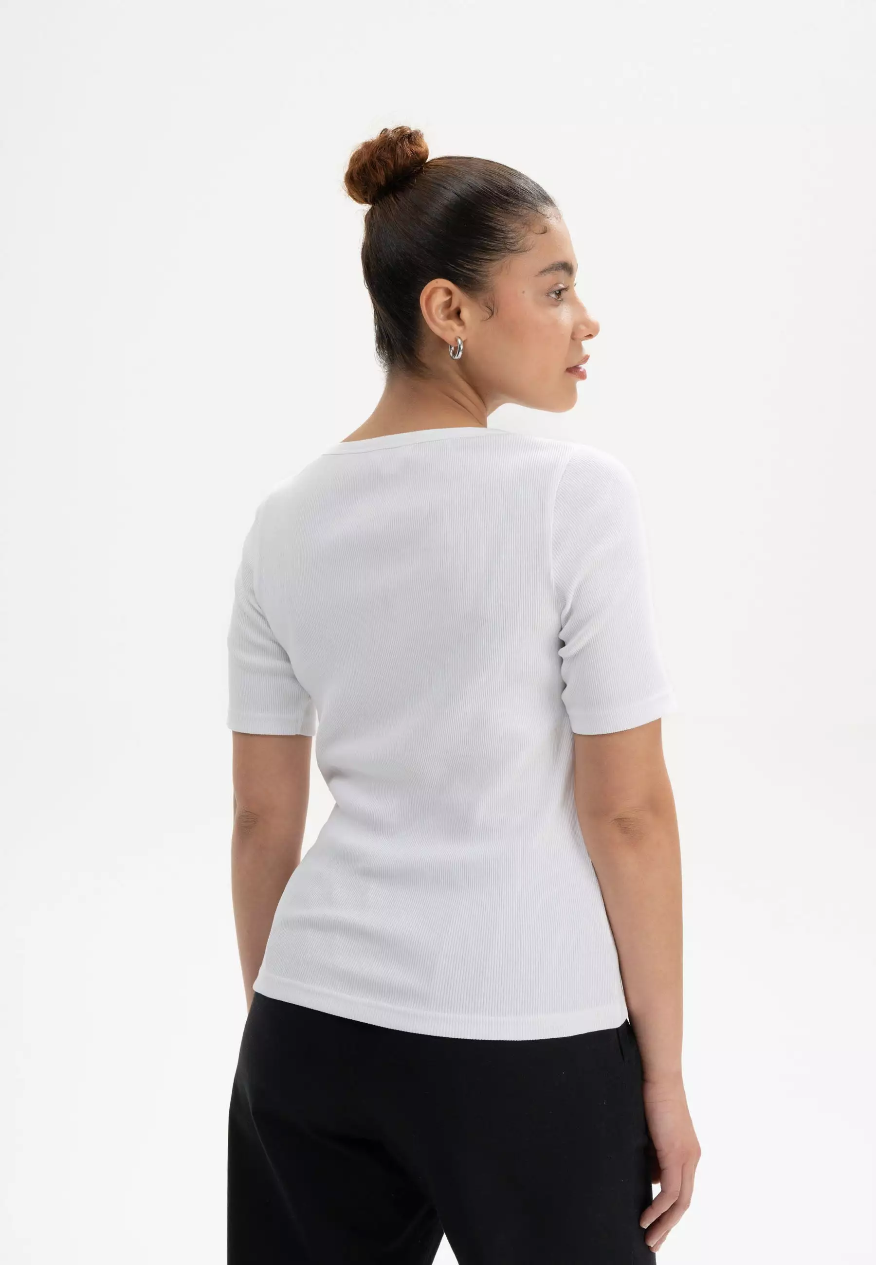 Geripptes T-Shirt Modell: Jasleen GOTS Geripptes T-Shirt Modell: Jasleen GOTS