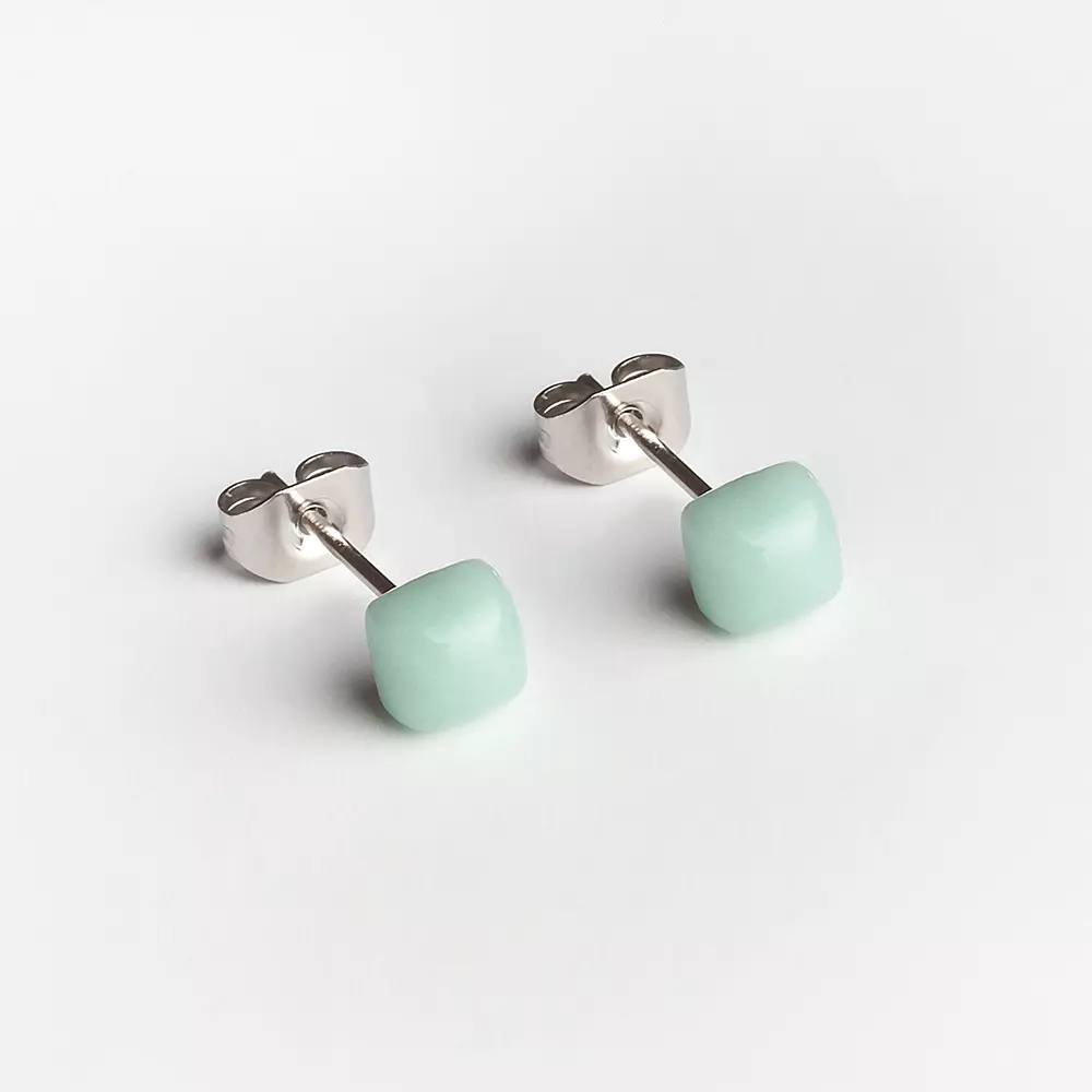 alexascha-mini-glasohrstecker-minzgruen.jpg Geometrische Ohrstecker klein