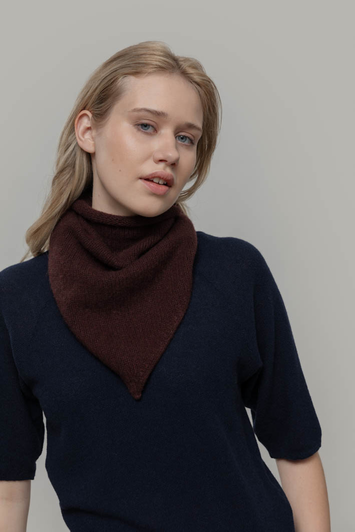 Rifo Bandana aus recyceltem Kaschmir Modell: Masha Brown Caffee