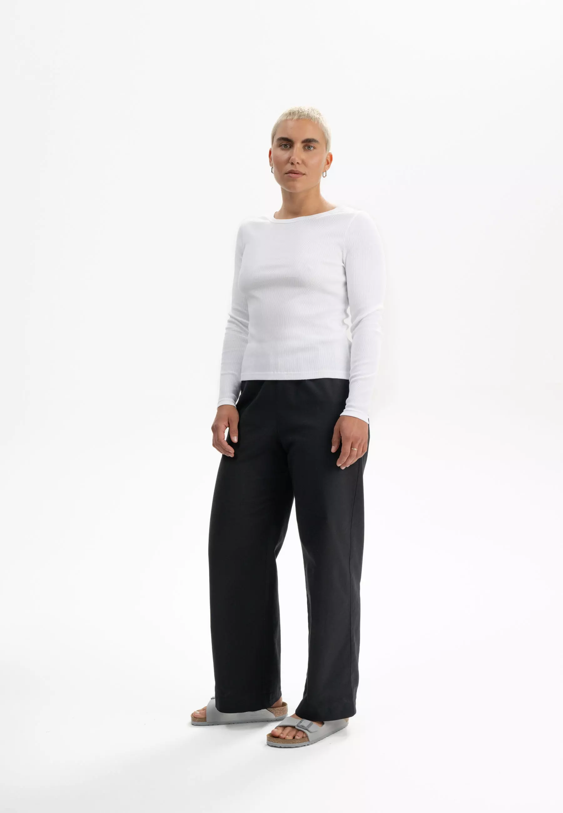 Mehar_Ribbed-Longsleeve_white_08.jpg Geripptes Longsleeve Modell: Mehar GOTS