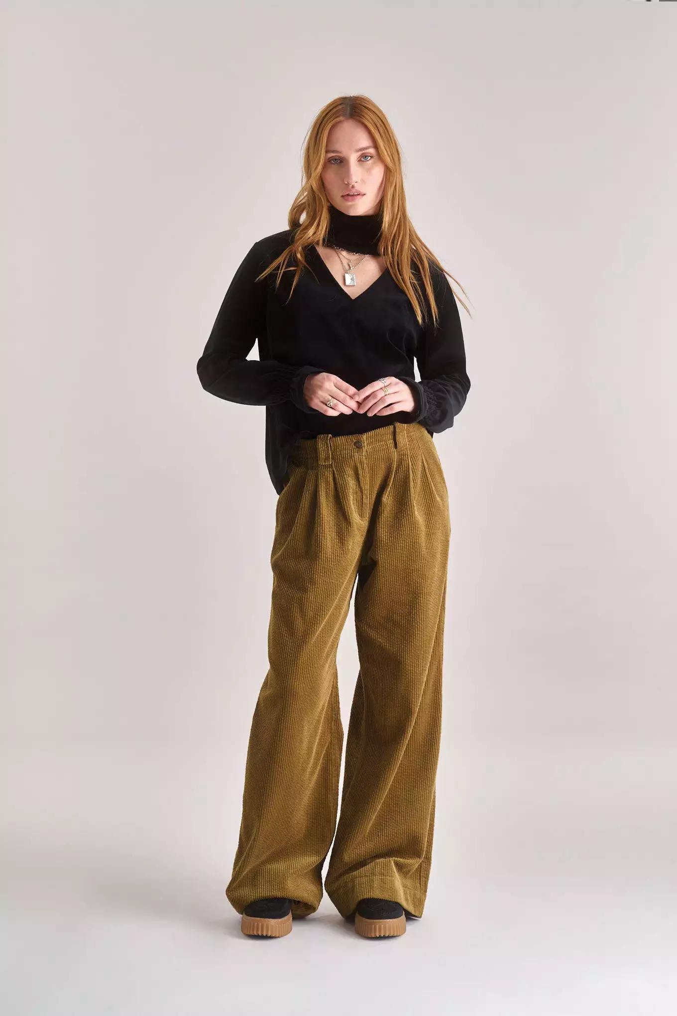 CL-V-29-ALICE-Top-Black---C1-CDY-21-LOLA-Trousers-Olive-tif_2e9c39d8-cc97-49ba-8d5c-77ebbe5c93ed_2000x.jpg Cord-Hose Modell: Lola