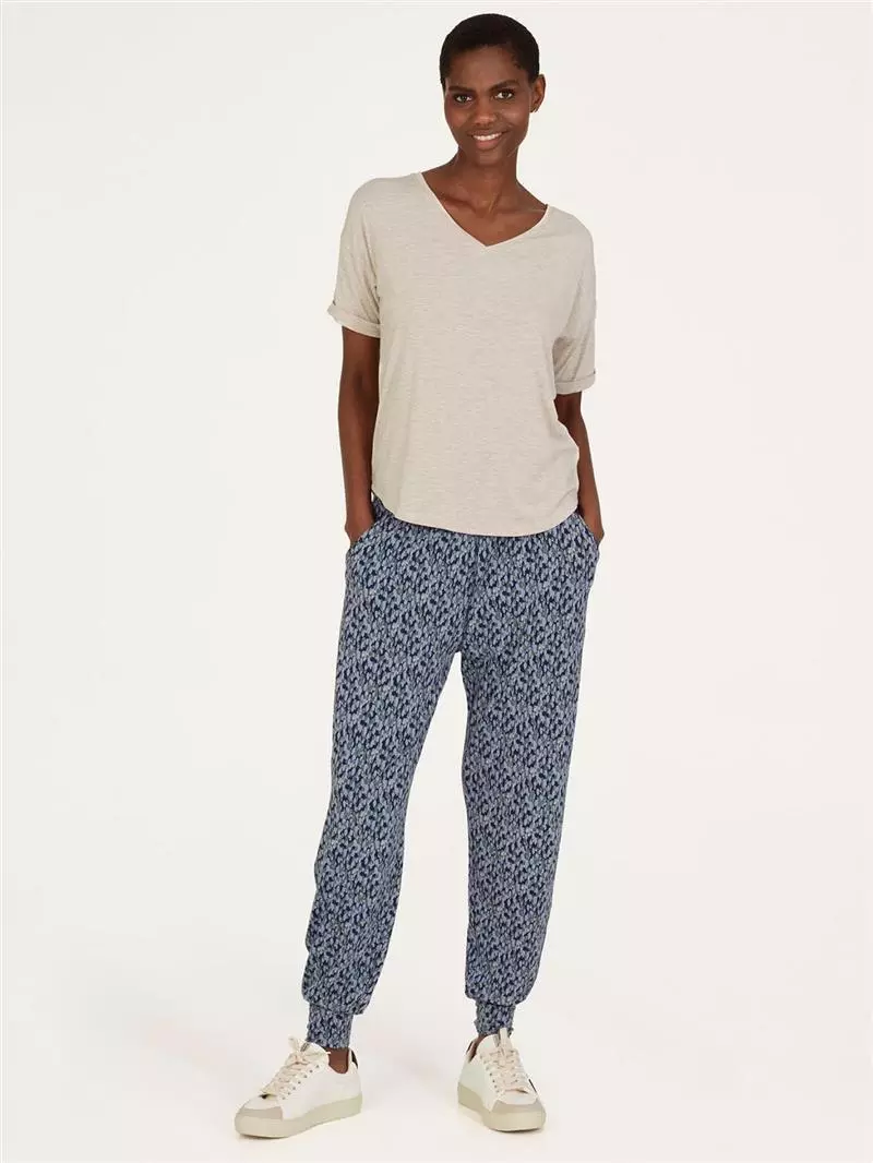 Ecovero Lounge-Hose Relaxed Fit Modell: Dashka Marlee