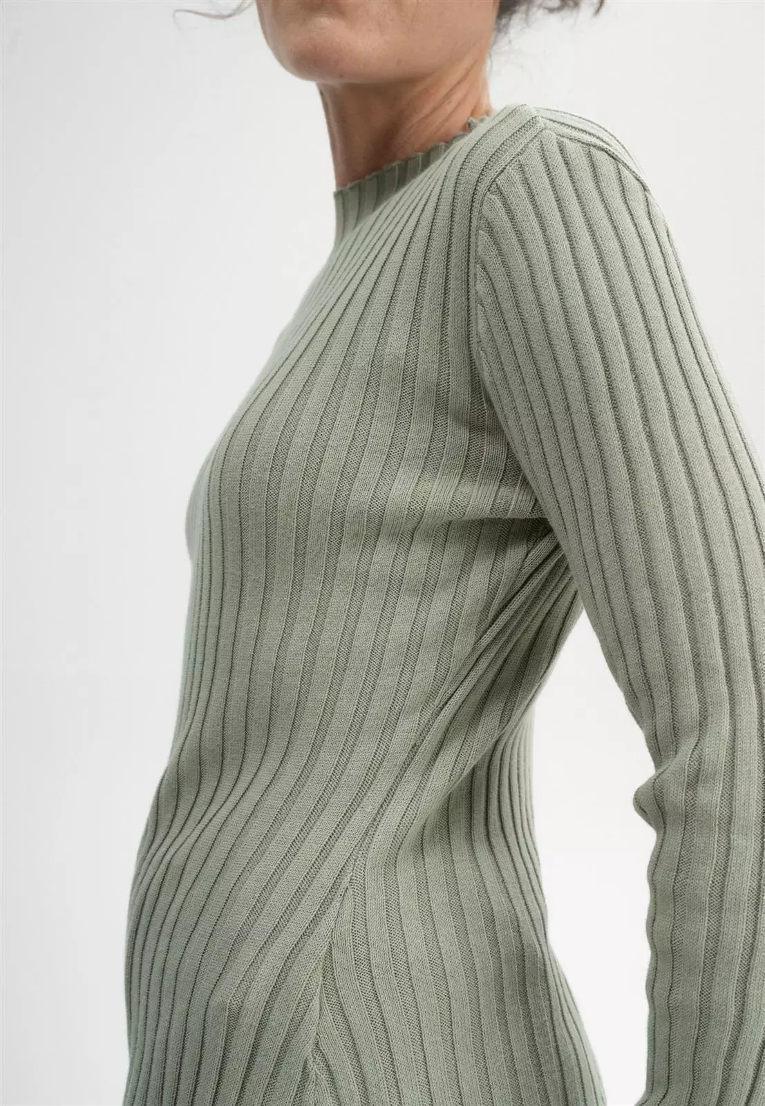 Namari_women-rib-jumper_green-clay_05 Geripptes Longsleeve Modell: Namari