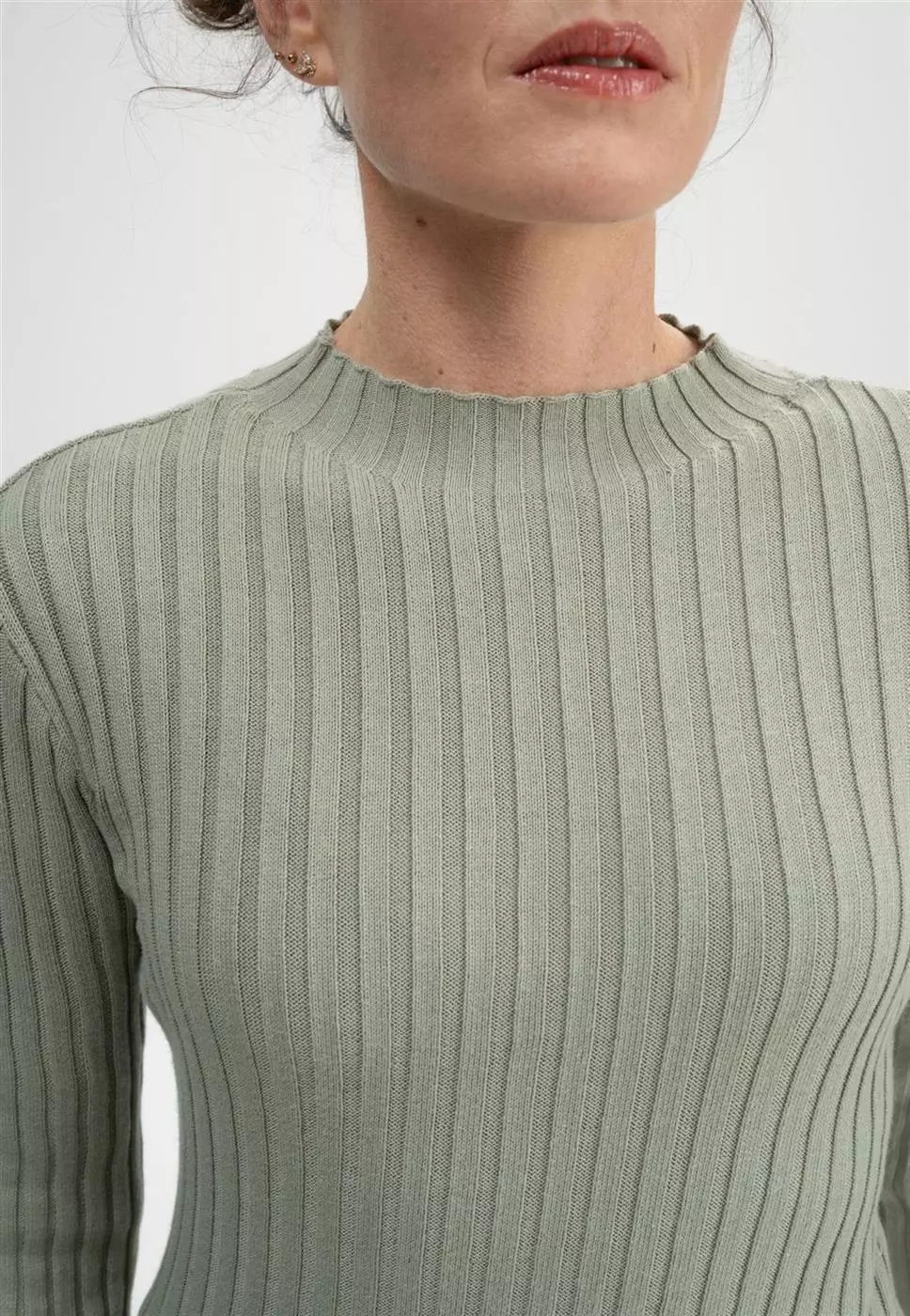 Namari_women-rib-jumper_green-clay_04 Geripptes Longsleeve Modell: Namari