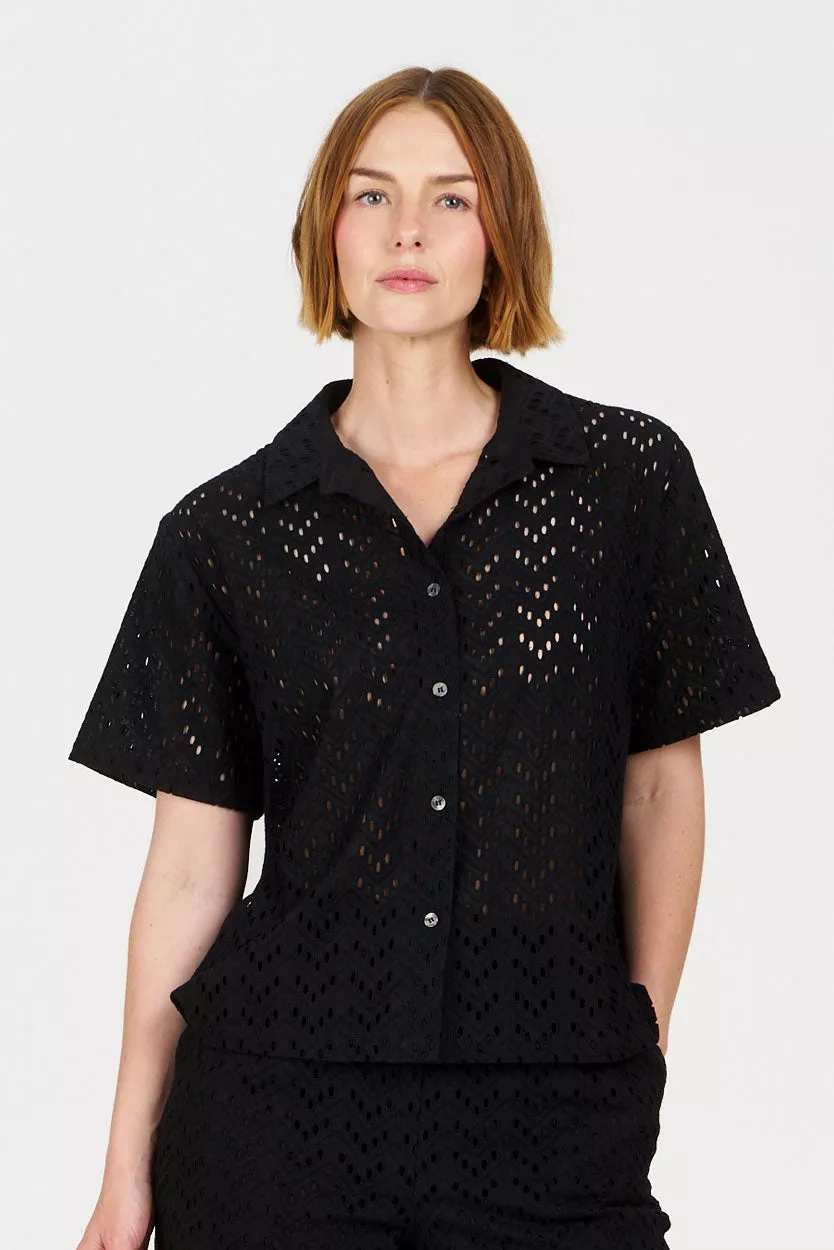 Lochmuster Bluse Modell: Luna