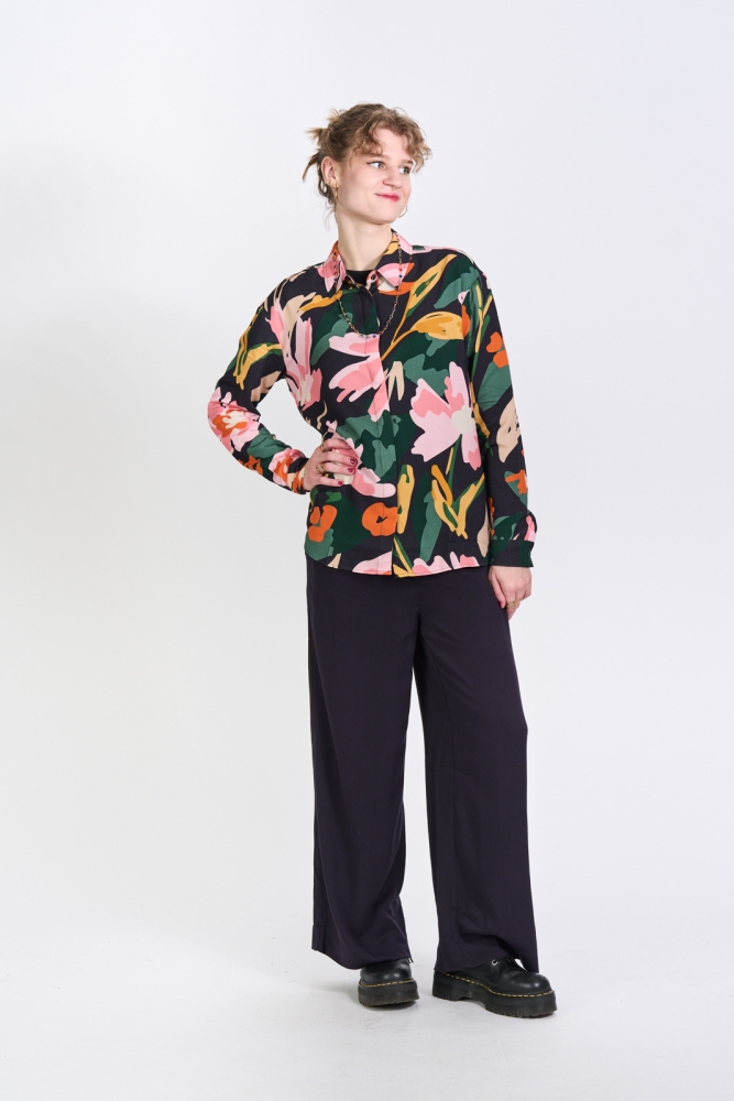 Ecovero Loose-Fit Bluse Modell: Simone
