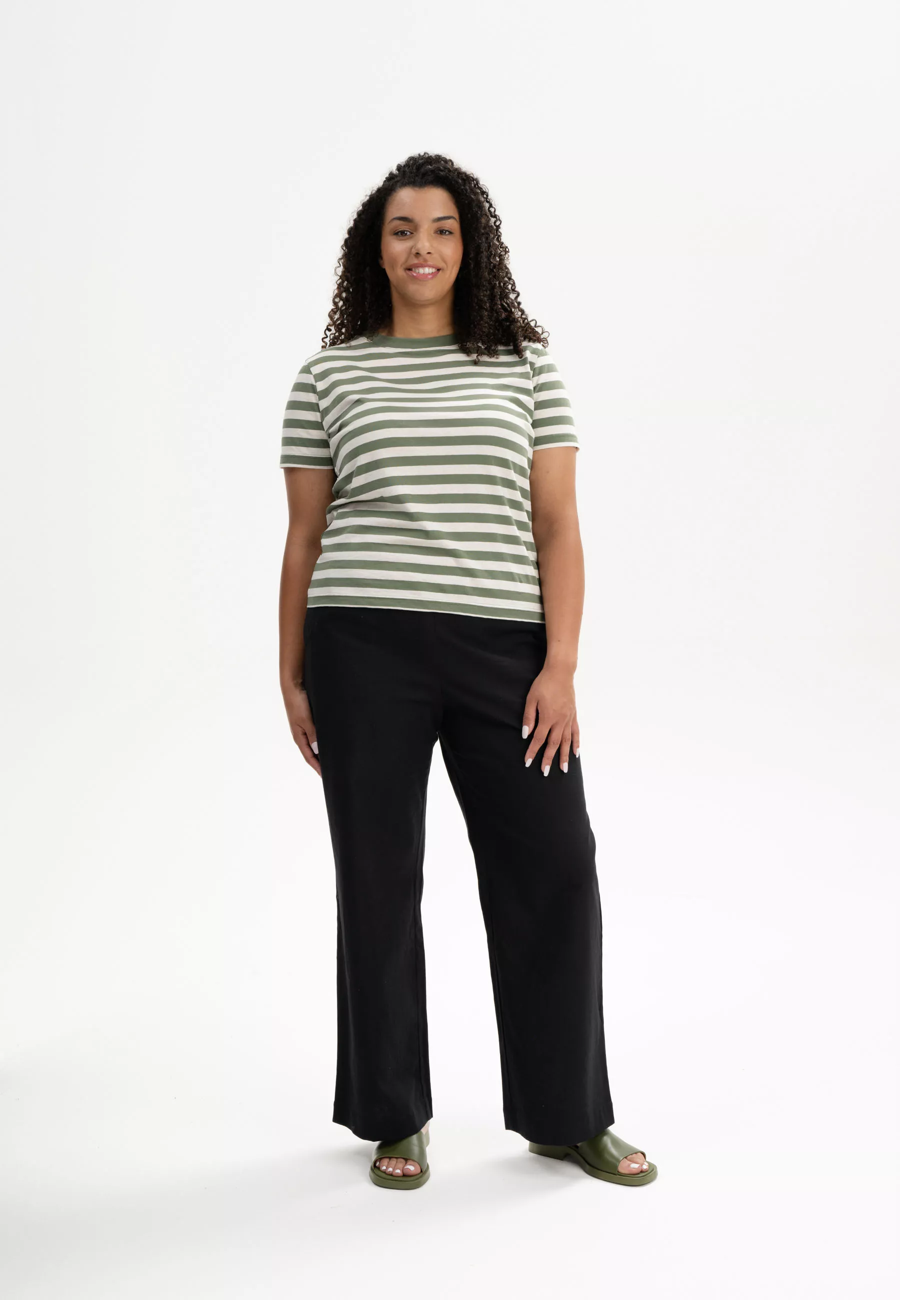 T-Shirt Modell: Khira Stripes GOTS