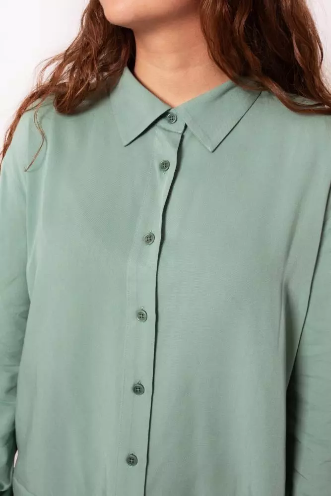 Ecovero Loose-Fit Bluse Modell: Simone