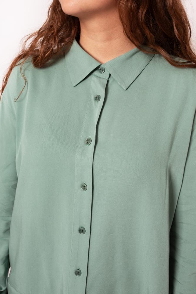 Ecovero Loose-Fit Bluse Modell: Simone