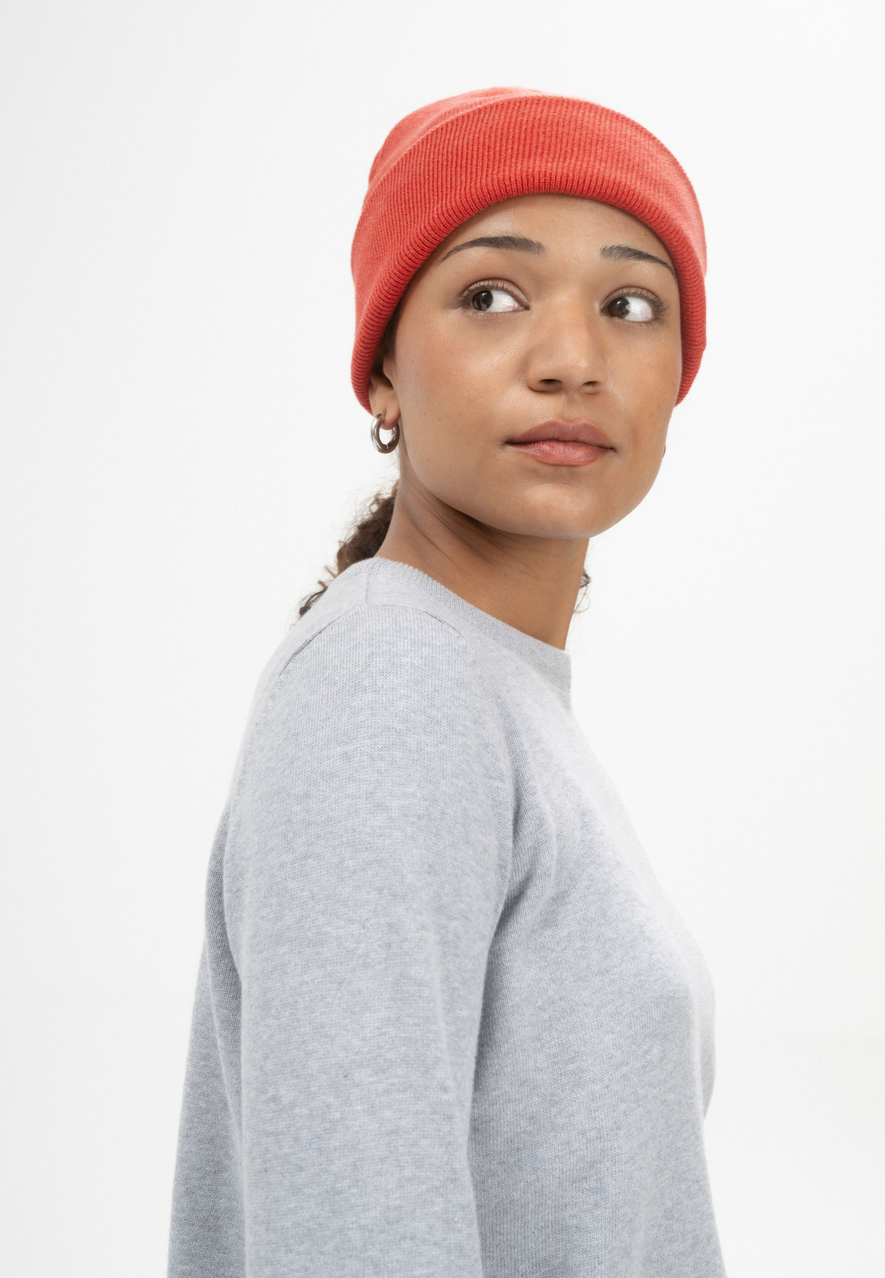 Himmat_unisex-fine-knit-beanie_red-apple-blend_02.jpg Feinstrick-Mütze Modell: Himmat GOTS