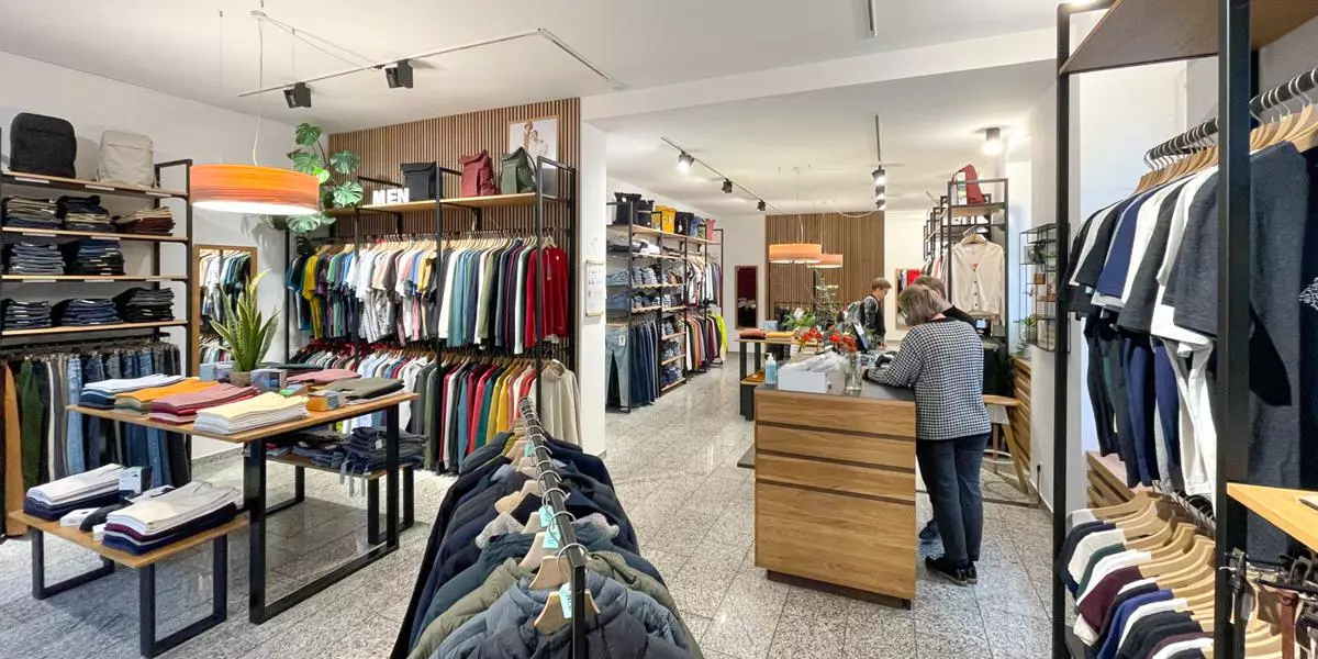 Innenansicht vom Unipolar Laden in Dresden mit nachhaltiger Mode