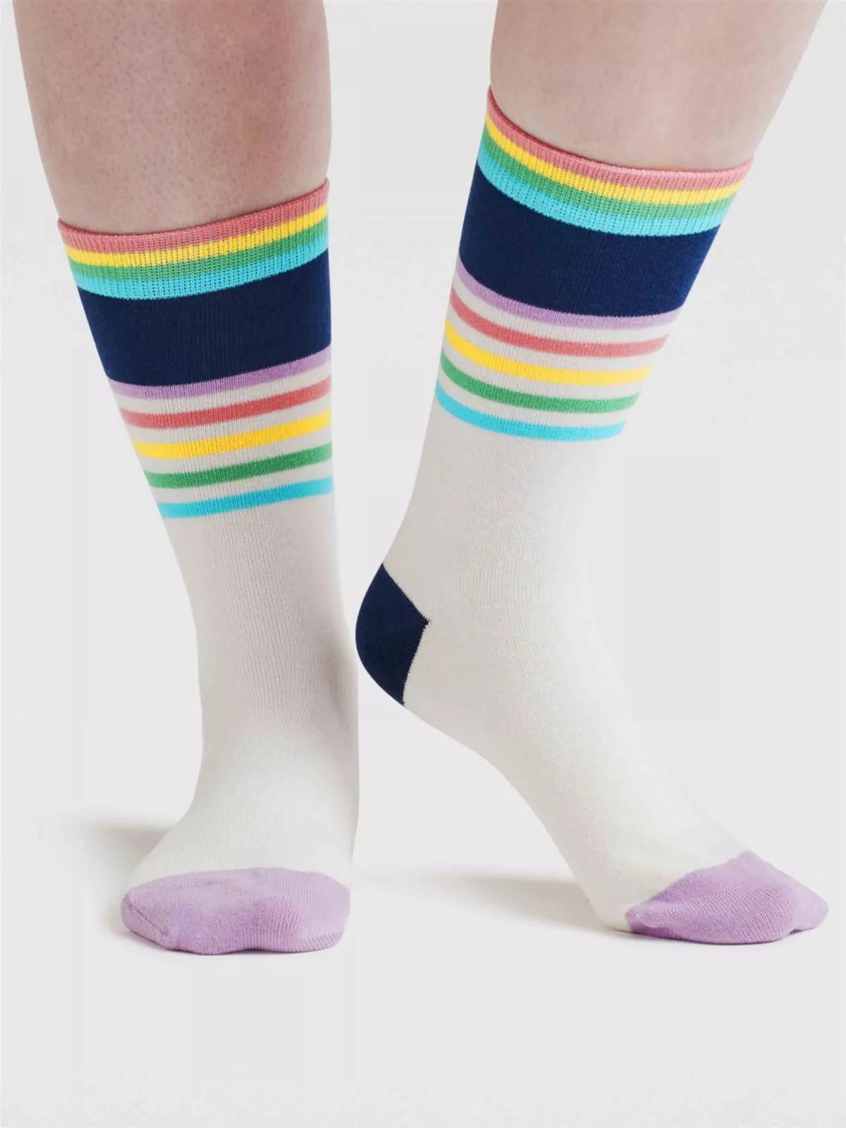Socken Modell: Clara Regenbogen Streifen