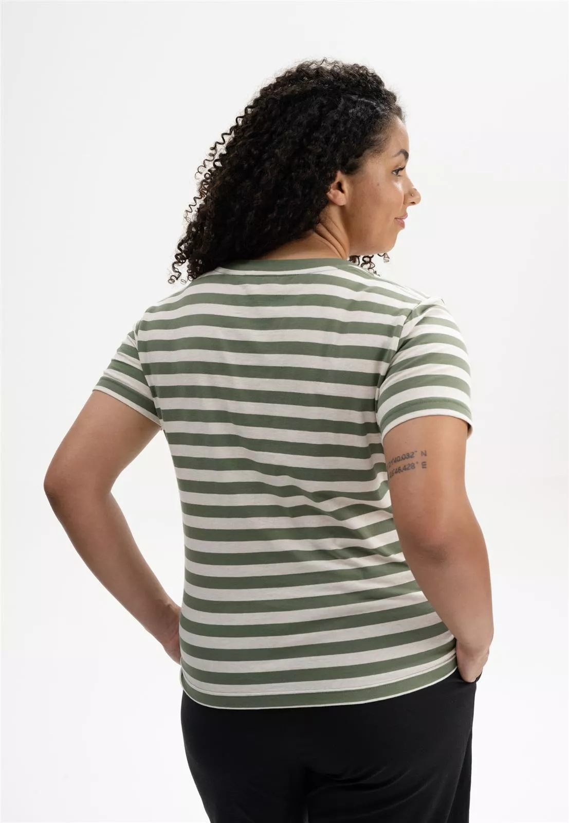 T-Shirt Modell: Khira Stripes GOTS