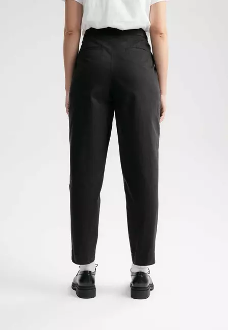 Janaki-High-waisted-pants-black-03 Hose Relaxed Fit Modell: Janaki GOTS
