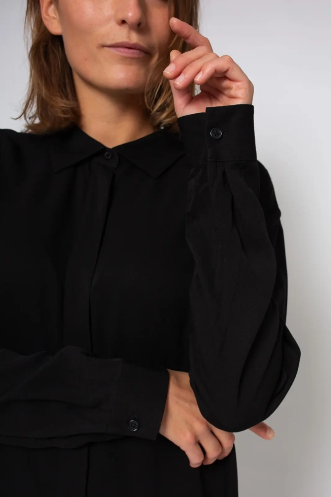 damen-bluse-simone-black-4_1000x1000.webp Ecovero Loose-Fit Bluse Modell: Simone
