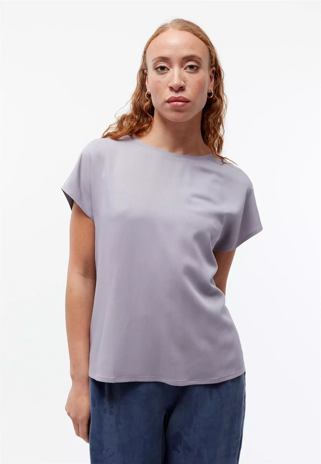 GB1975 - Lilac Grey - Extra 1 Ecovero T-Shirt Modell: Fenna
