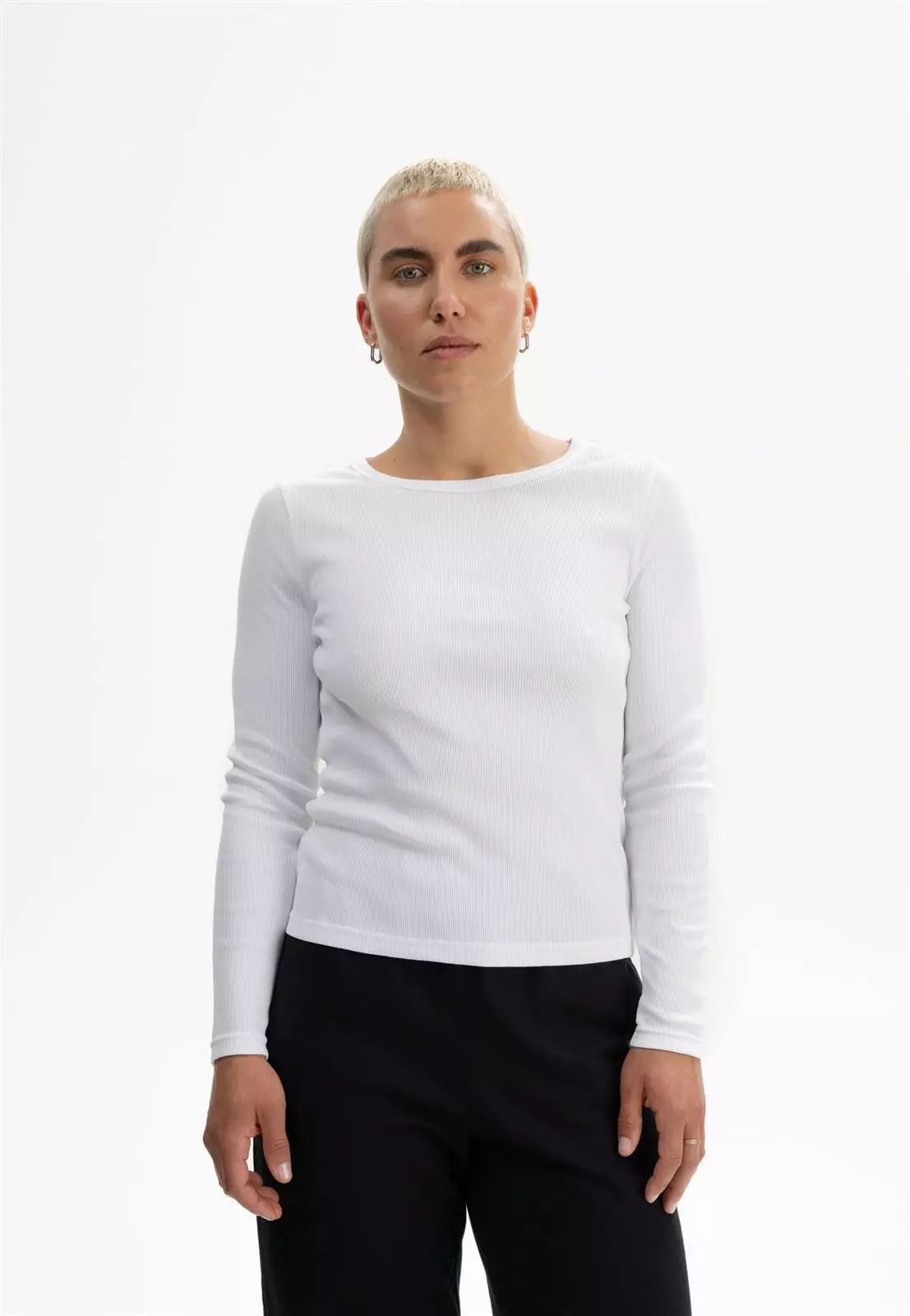 Mehar_Ribbed-Longsleeve_white_11.jpg Geripptes Longsleeve Modell: Mehar GOTS