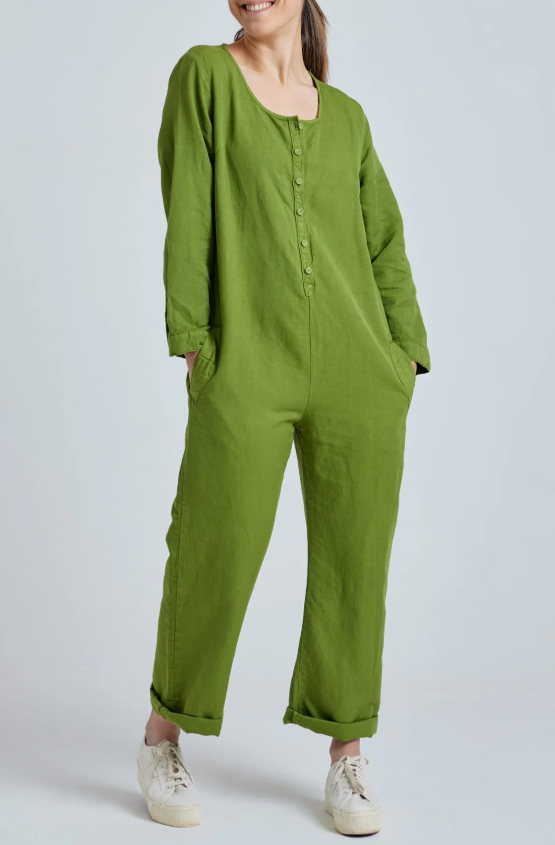 Flax-Loom-2022-photoshoot-Models24110-scaled_8a8c8f4a-9054-44d2-9aff-fe58a058c70c_3000x.webp Leinen Jumpsuit Modell: Clara